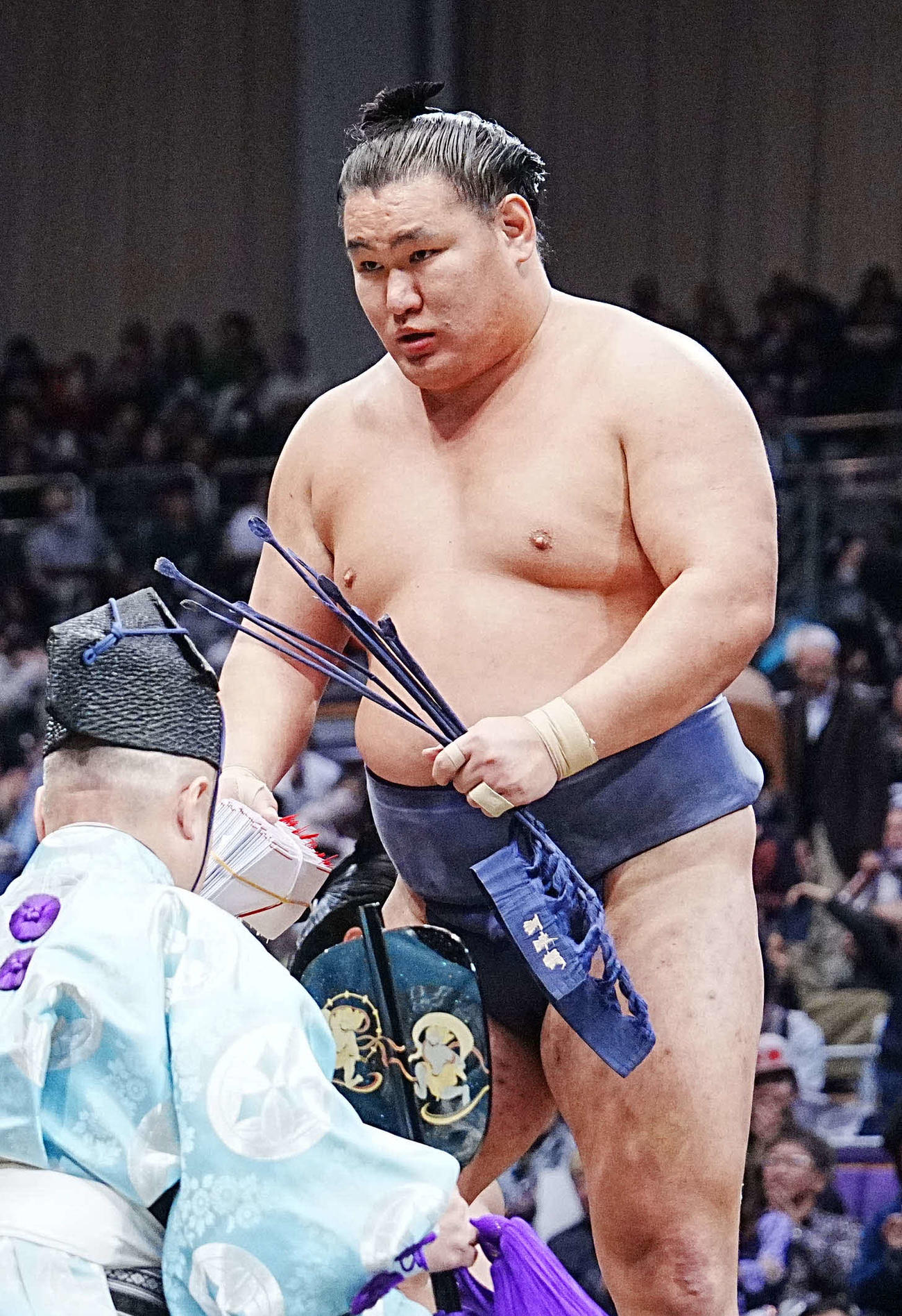 懸賞を手にする豊昇龍（撮影・小沢裕）