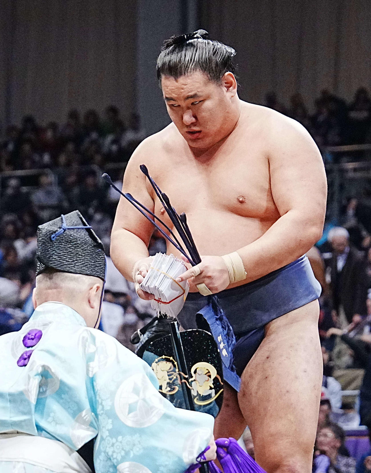 懸賞を手にする豊昇龍（撮影・小沢裕）