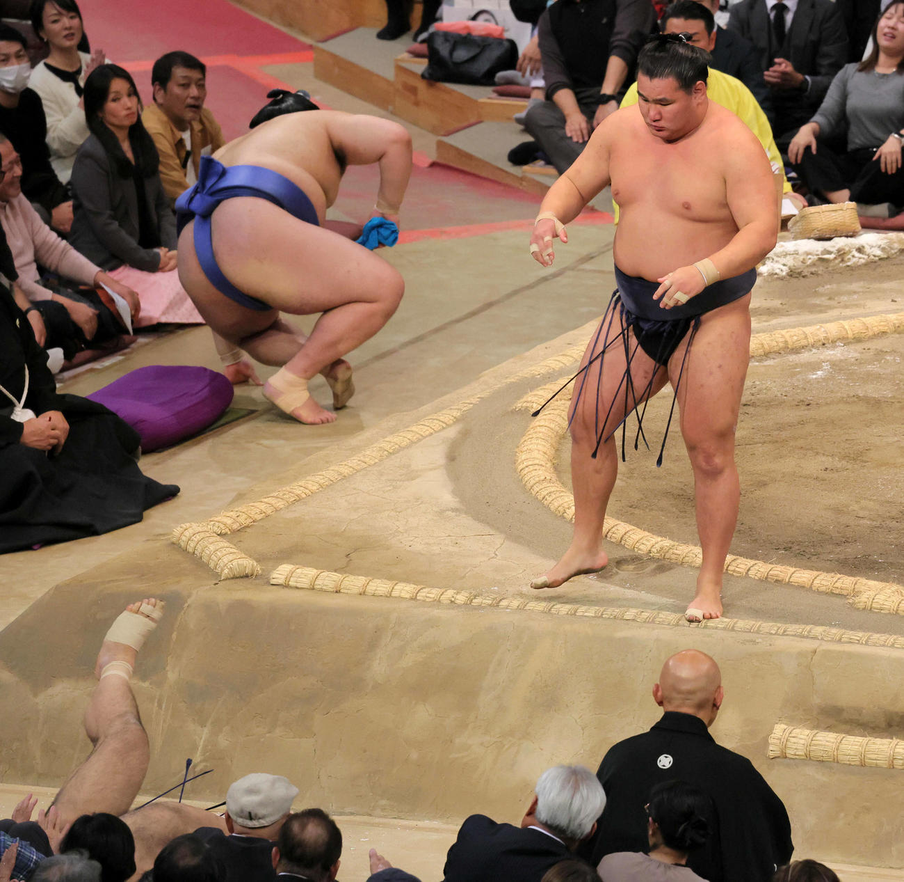 豊昇龍（右）は高安を押し出しで破る（撮影・宮崎幸一）