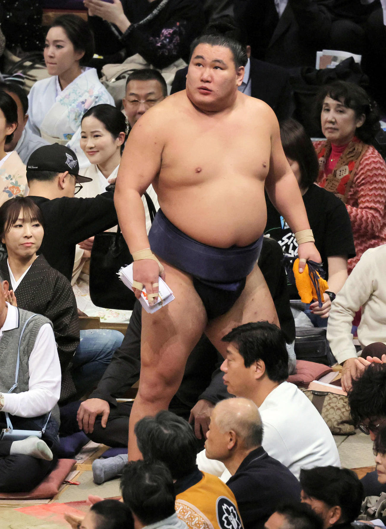 豊昇龍は高安を押し出しで下し、大量の懸賞金を手に引き揚げる（撮影・宮崎幸一）