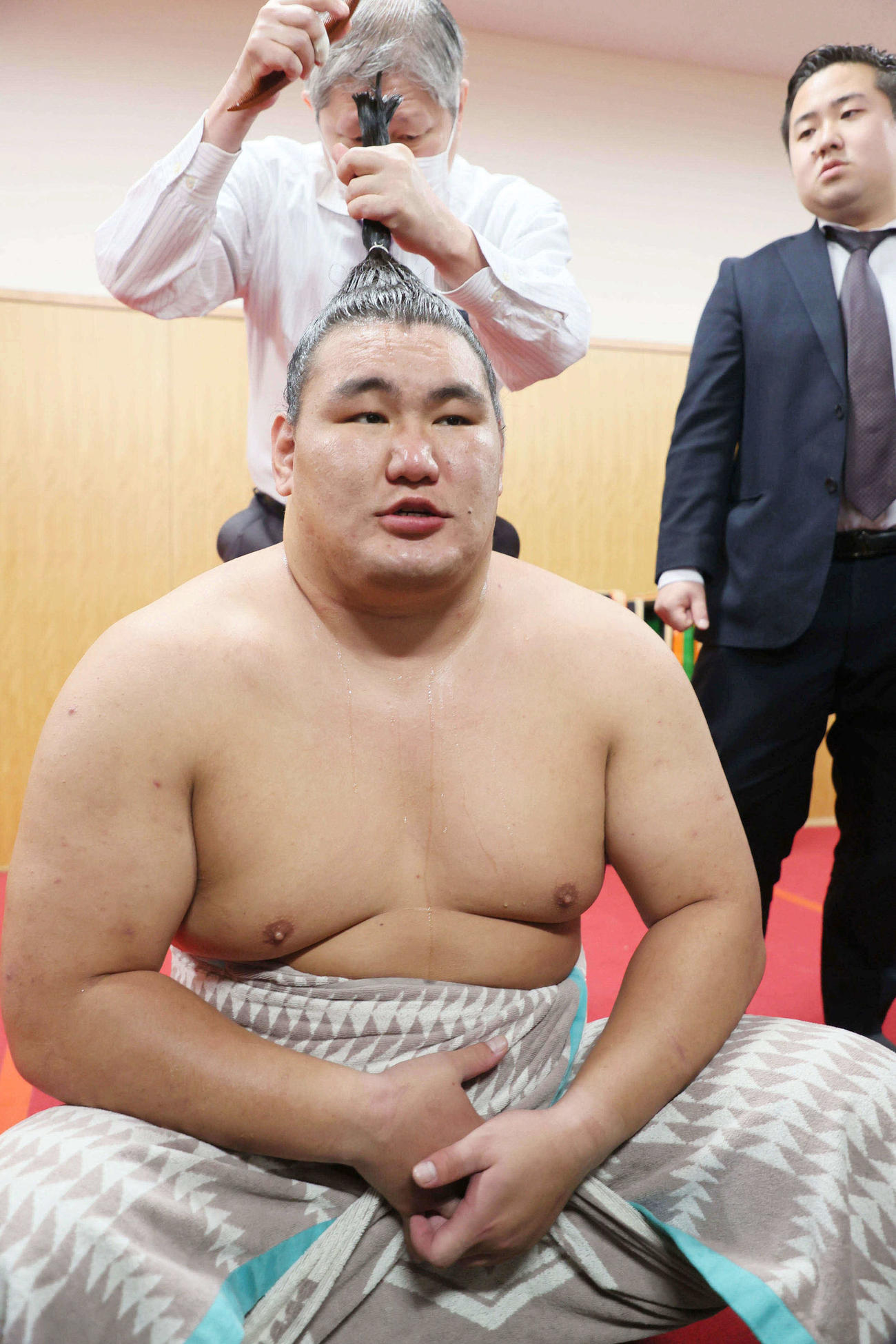 支度部屋で髪を整える豊昇龍