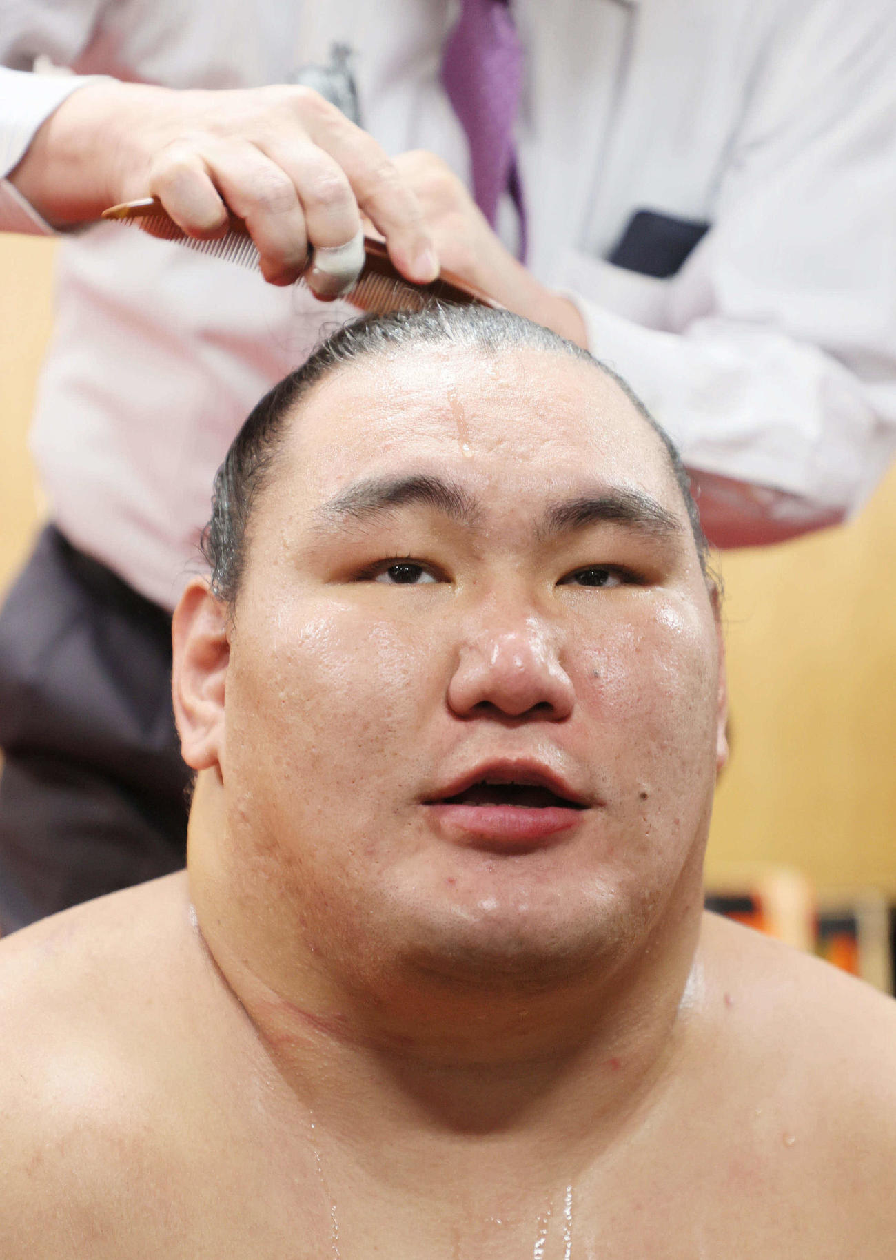 支度部屋で髪を整える豊昇龍