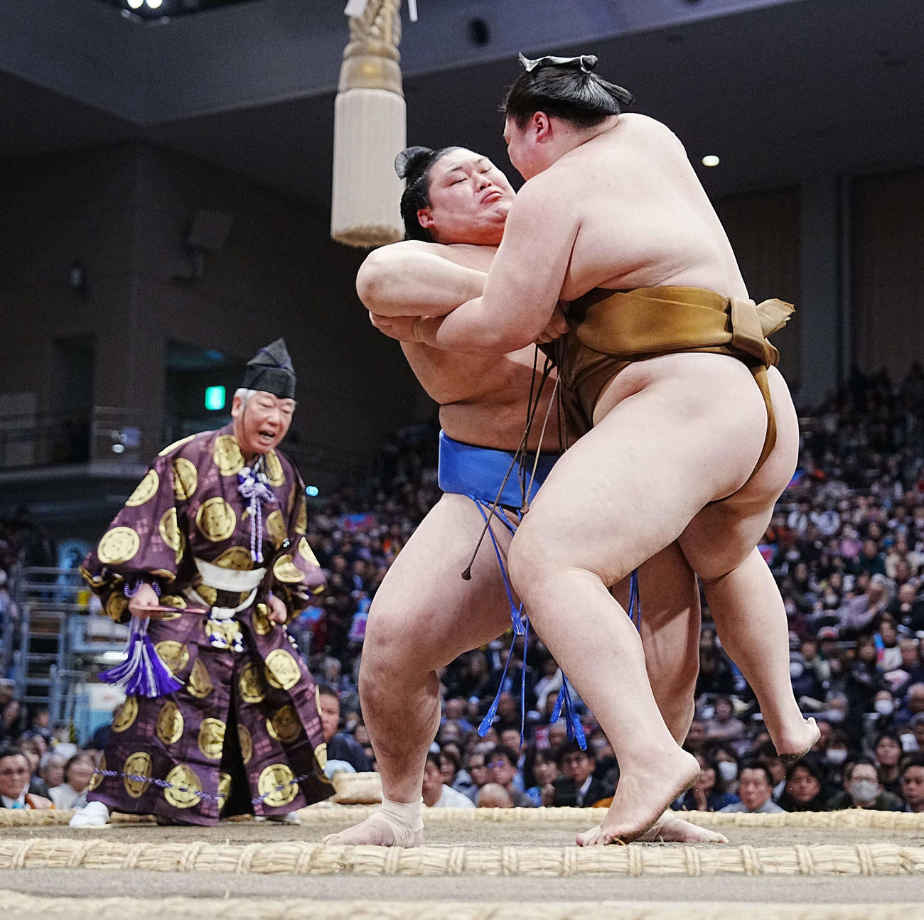 大の里（左）は王鵬を寄り切りで下す（撮影・小沢裕）