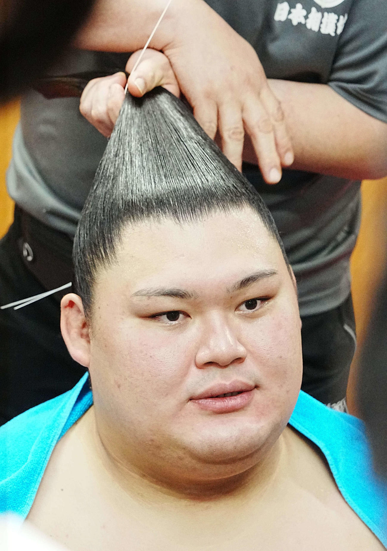 2敗を死守し支度部屋で髪を整える大の里（撮影・小沢裕）