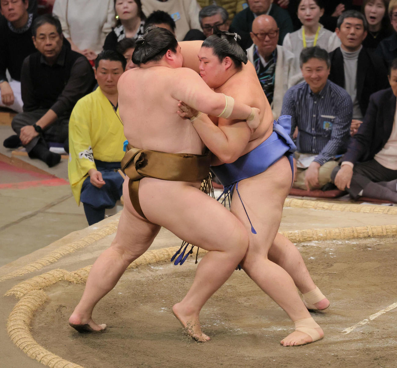 大の里（右）は王鵬を寄り切りで破る（撮影・宮崎幸一）