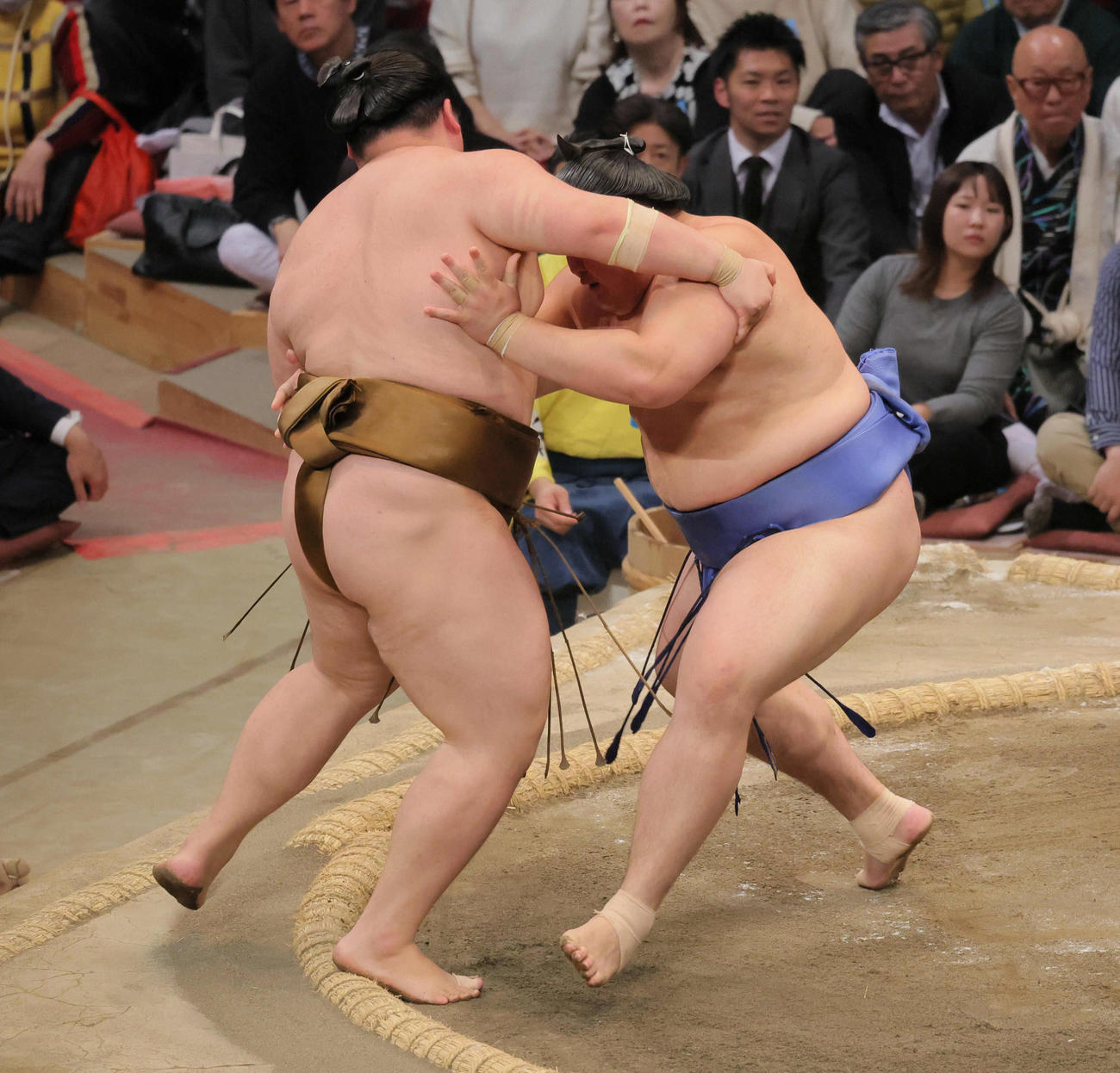 大の里（右）は王鵬を寄り切りで破る（撮影・宮崎幸一）