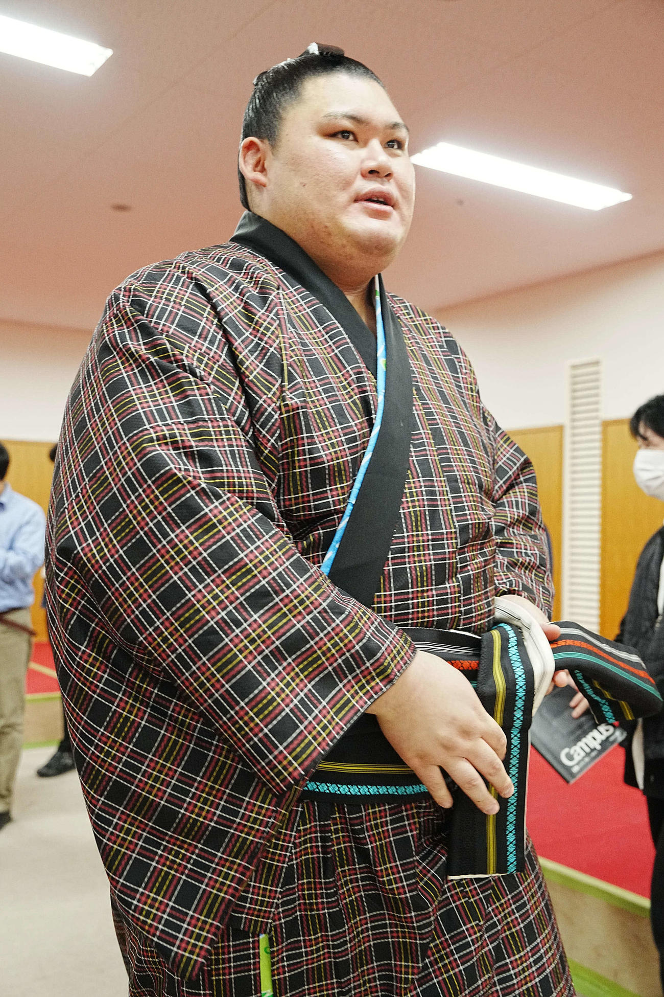 2敗を死守し支度部屋を引き揚げる大の里（撮影・小沢裕）