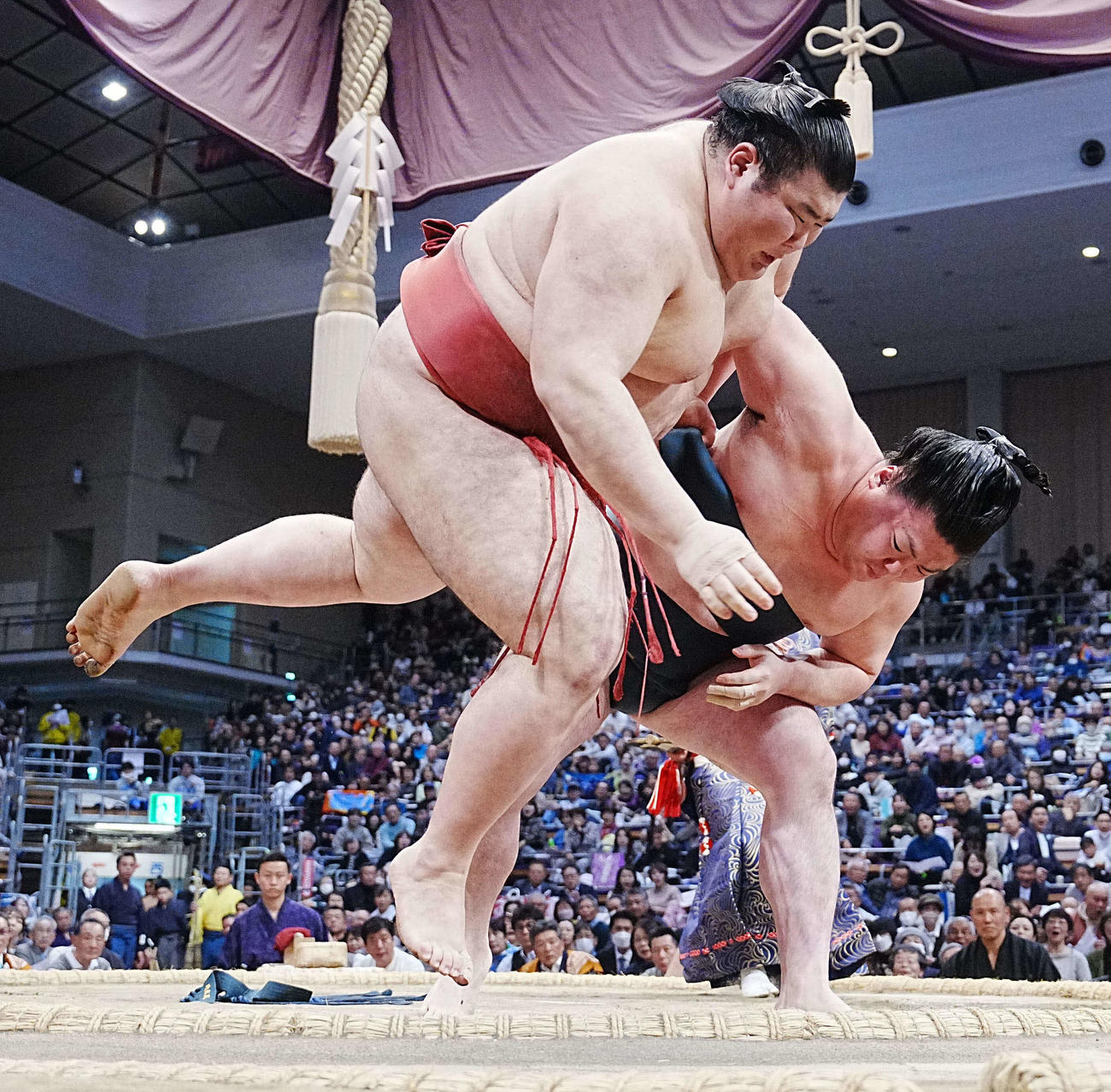 時疾風（右）は下手投げで熱海富士を破る（撮影・小沢裕）