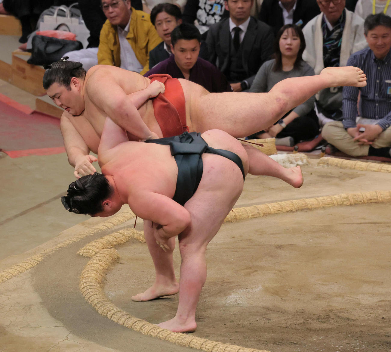 時疾風（手前）は熱海富士を下手投げで破る（撮影・宮崎幸一）