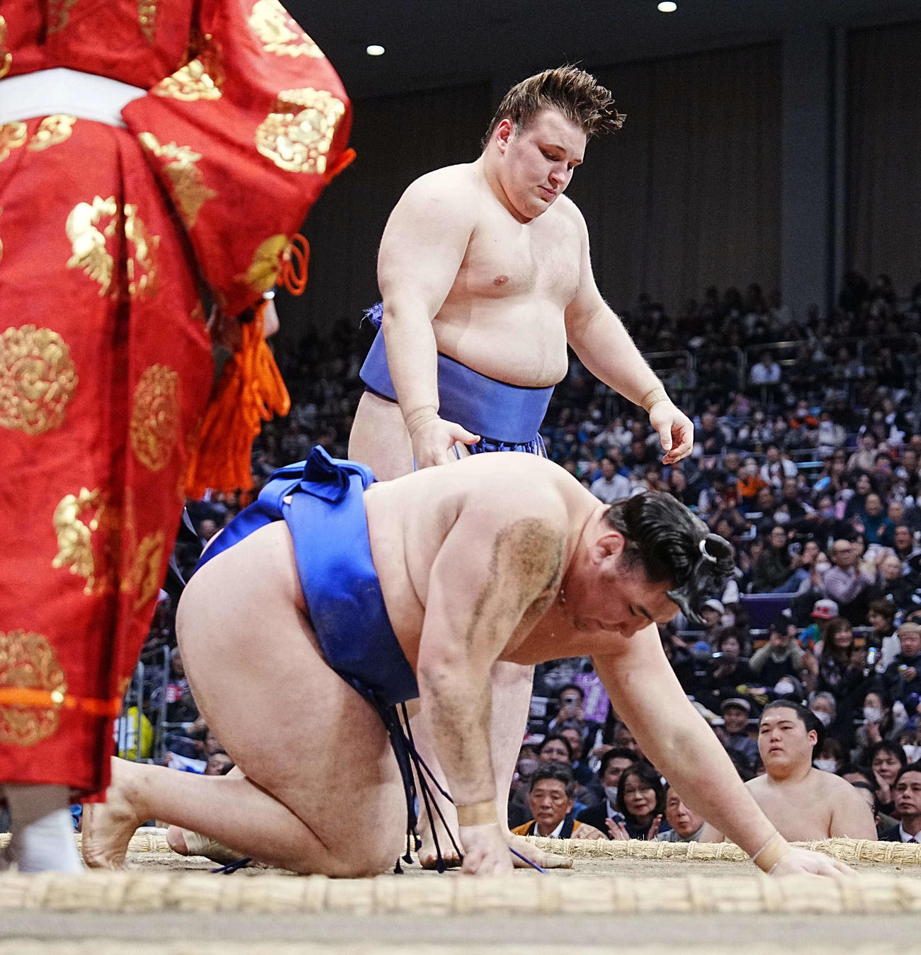 安青錦は欧勝馬（手前）を浴びせ倒しで下す（撮影・小沢裕）