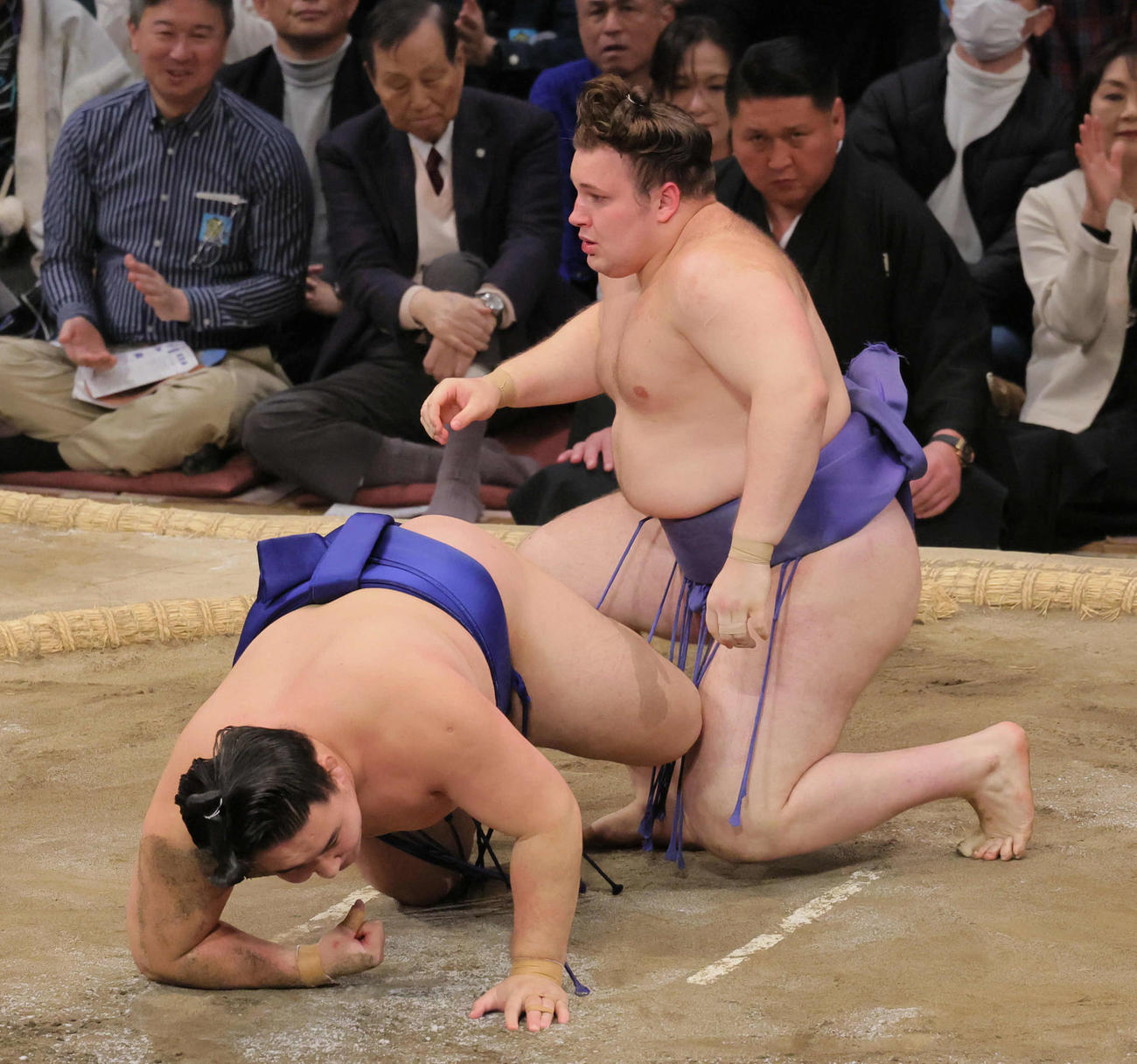 安青錦（右）は欧勝馬を浴びせ倒しで破る（撮影・宮崎幸一）