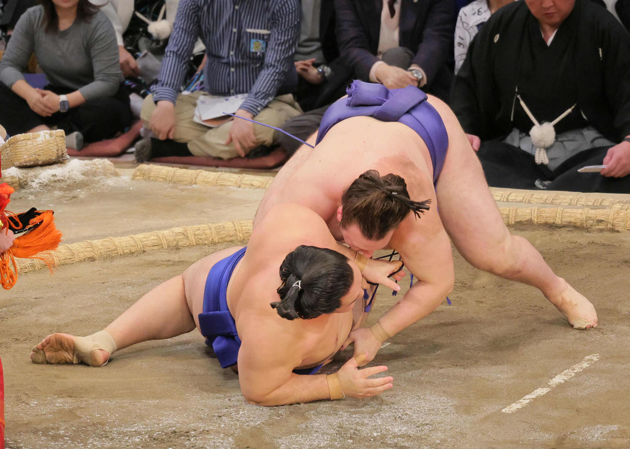 安青錦（右）は欧勝馬を浴びせ倒しで破る（撮影・宮崎幸一）