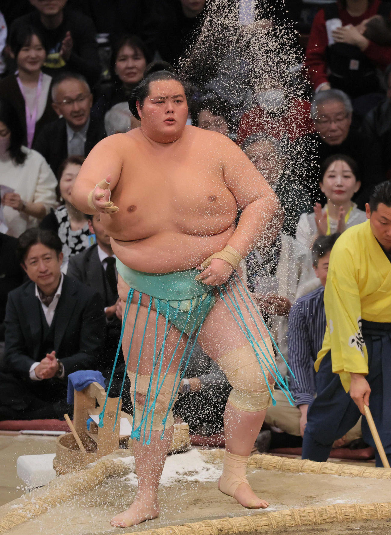塩をまく琴桜（撮影・宮崎幸一）