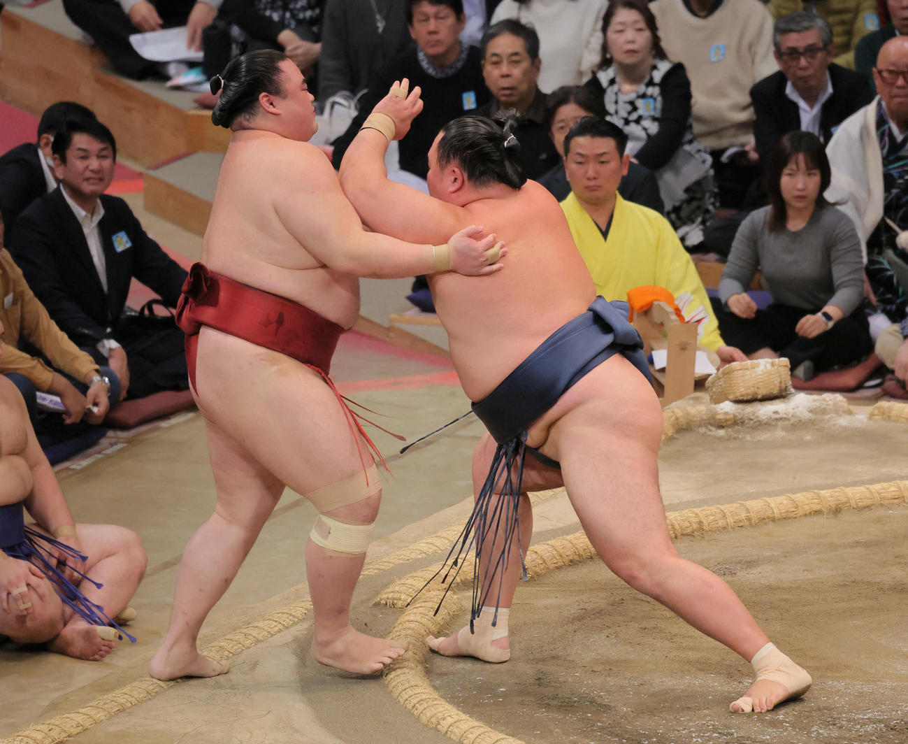 玉鷲（右）は隆の勝を押し出しで破る（撮影・宮崎幸一）