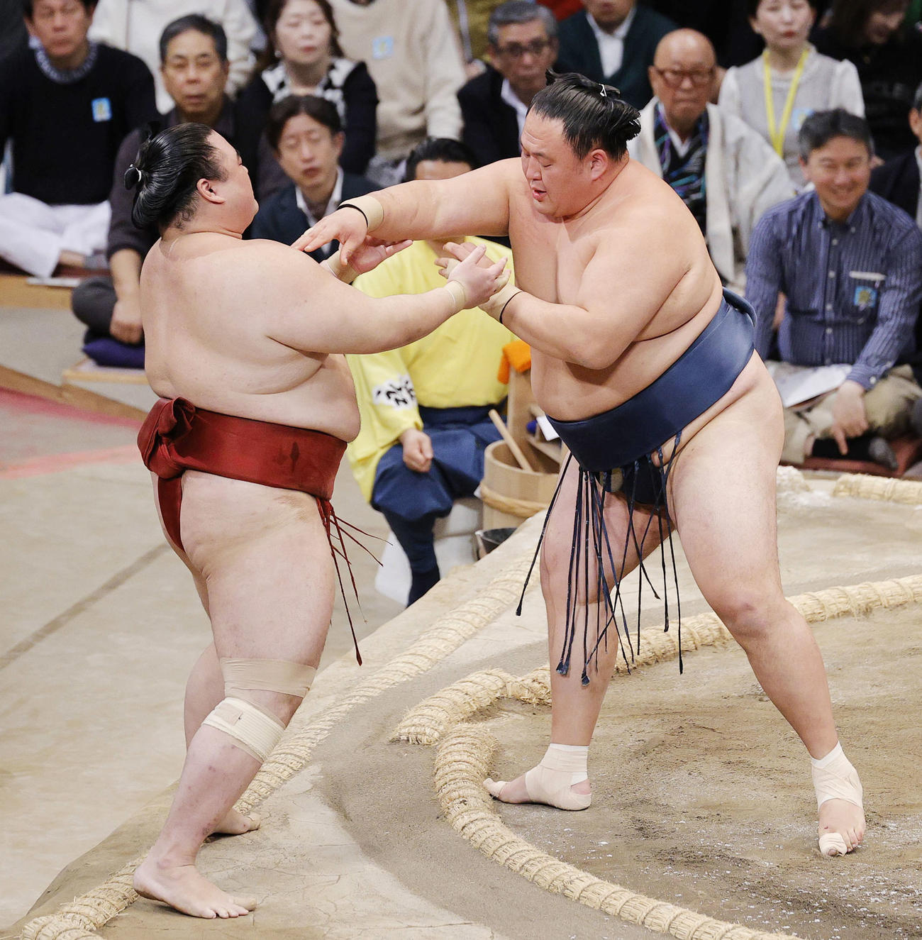 玉鷲（右）が押し出しで隆の勝を破る（共同）