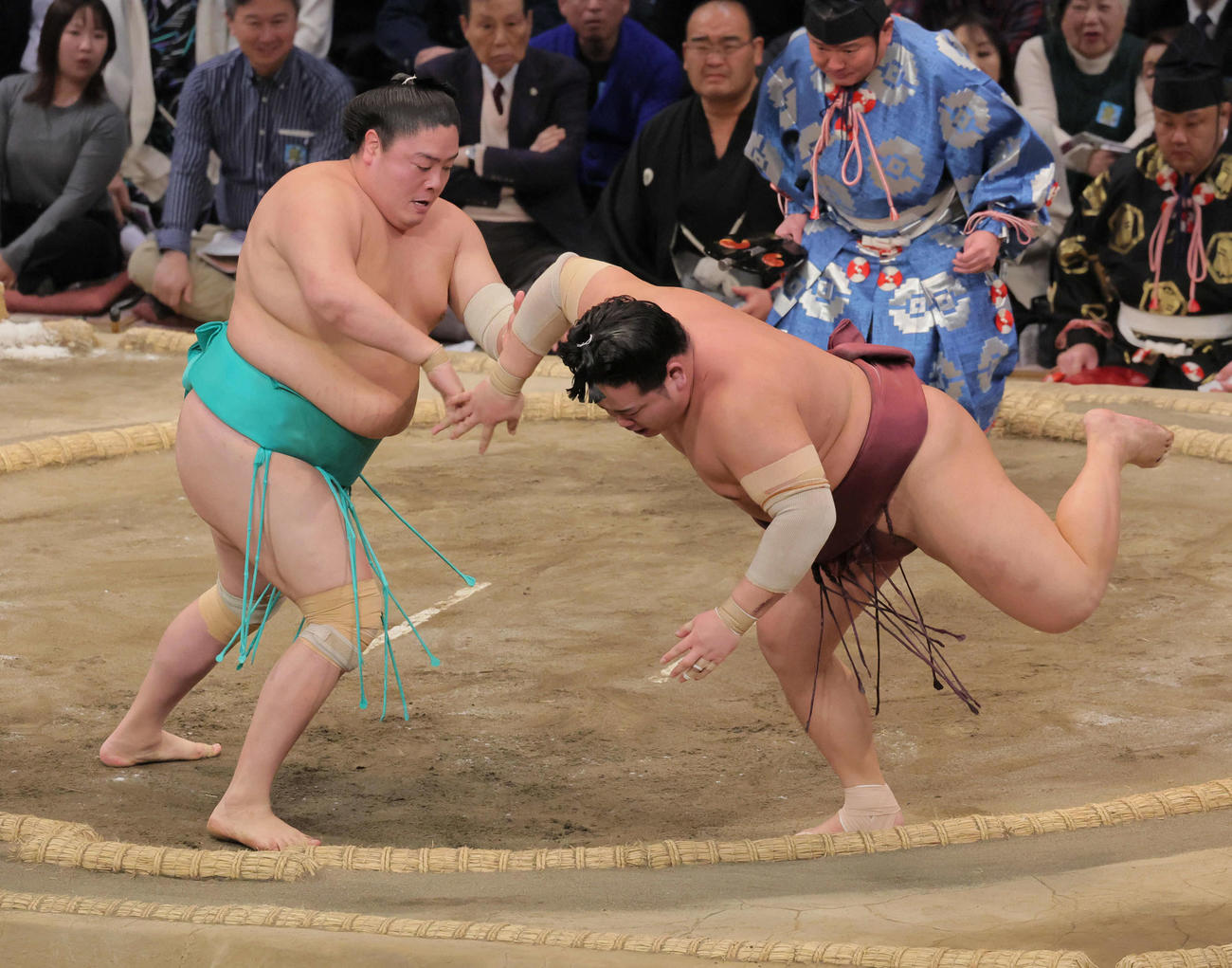 一山本（左）は錦富士を突き落としで破る（撮影・宮崎幸一）