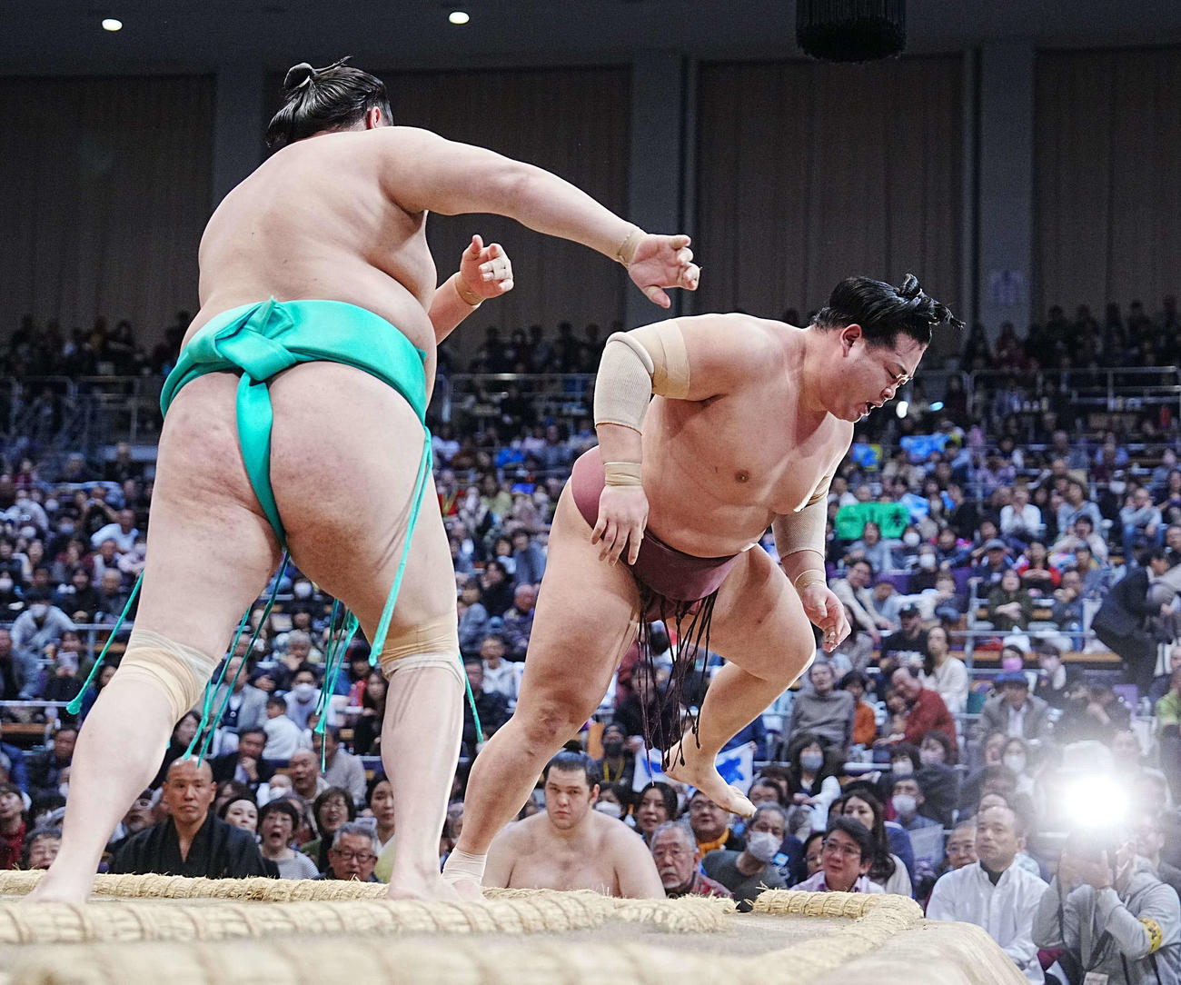 錦富士は一山本（左）に突き落としで敗れる（撮影・小沢裕）