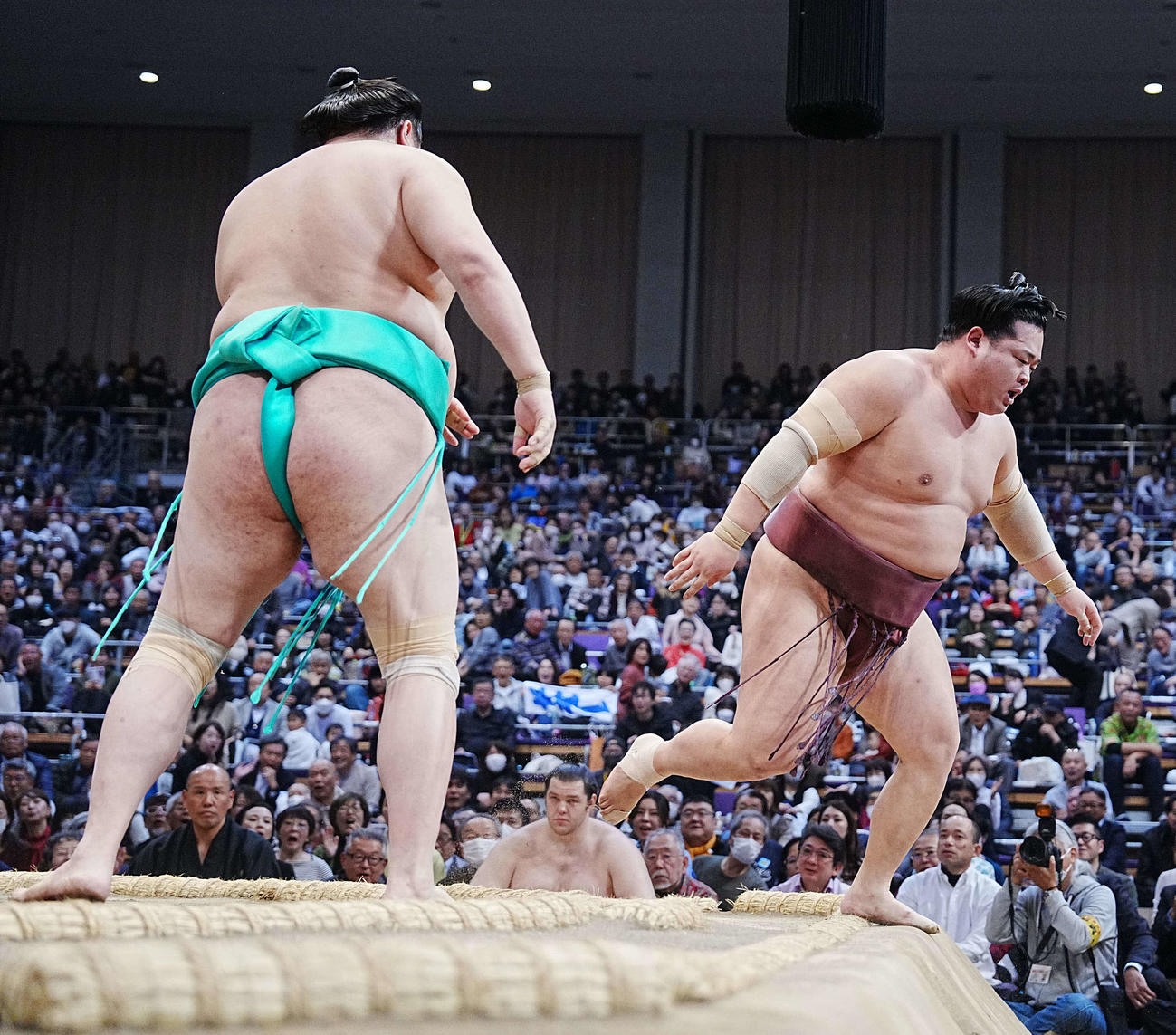 錦富士は一山本（左）に突き落としで敗れる（撮影・小沢裕）