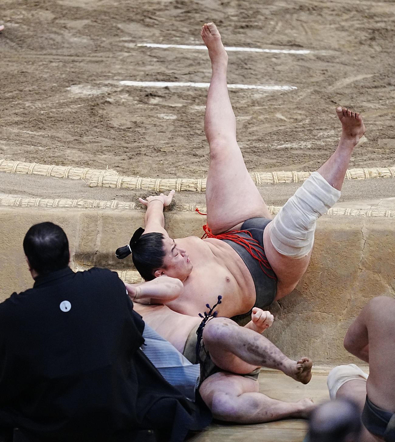 豪正龍（右）は富士の輝を後ろもたれで破り序ノ口優勝を決める（撮影・小沢裕）