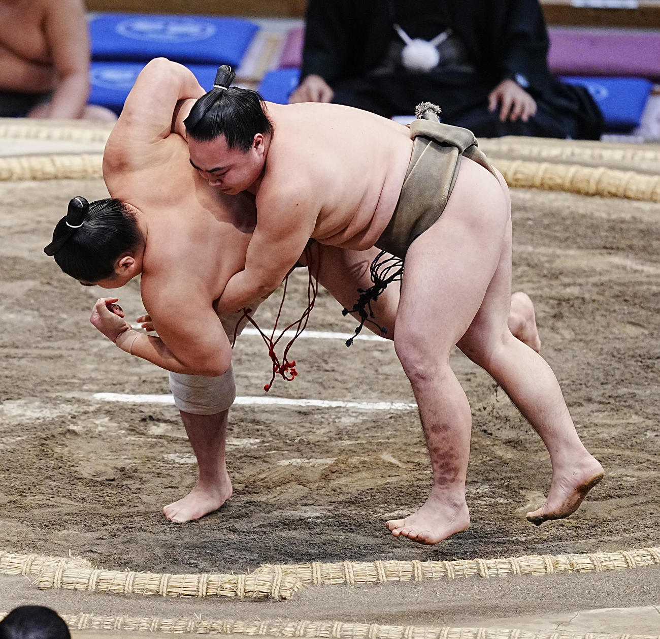 豪正龍（左）は富士の輝を後ろもたれで破り序ノ口優勝を決める（撮影・小沢裕）