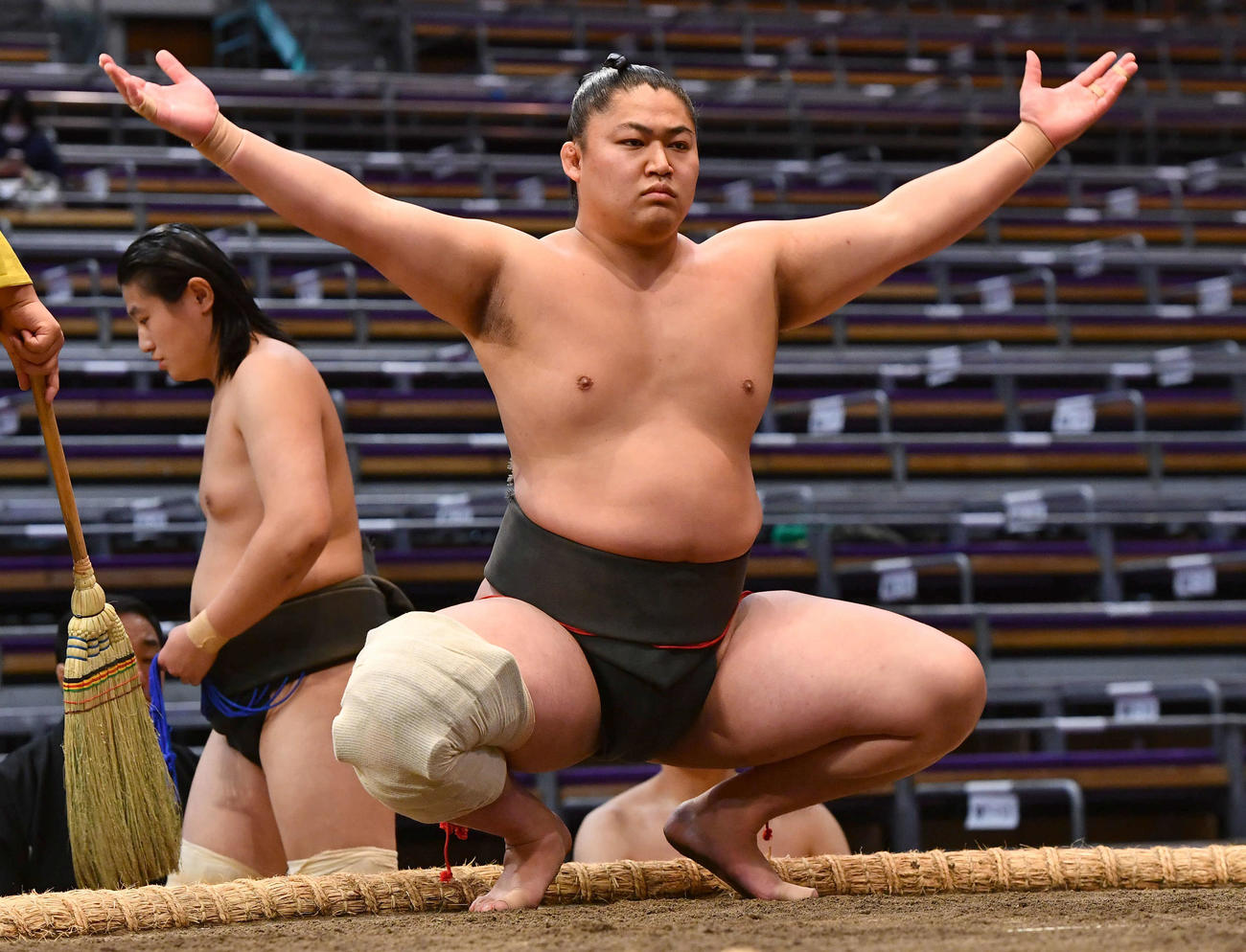 塵手水（ちりちょうず）を切る豪正龍（撮影・岩下翔太）