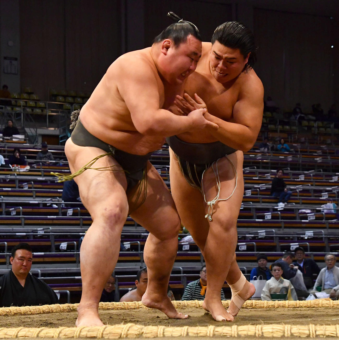 千代雷山（左）を攻める可貴（撮影・岩下翔太）