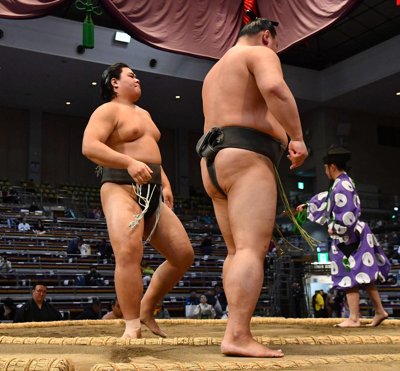 寄り切りで千代雷山（右）を下し、三段目優勝を決めた可貴（撮影・岩下翔太）