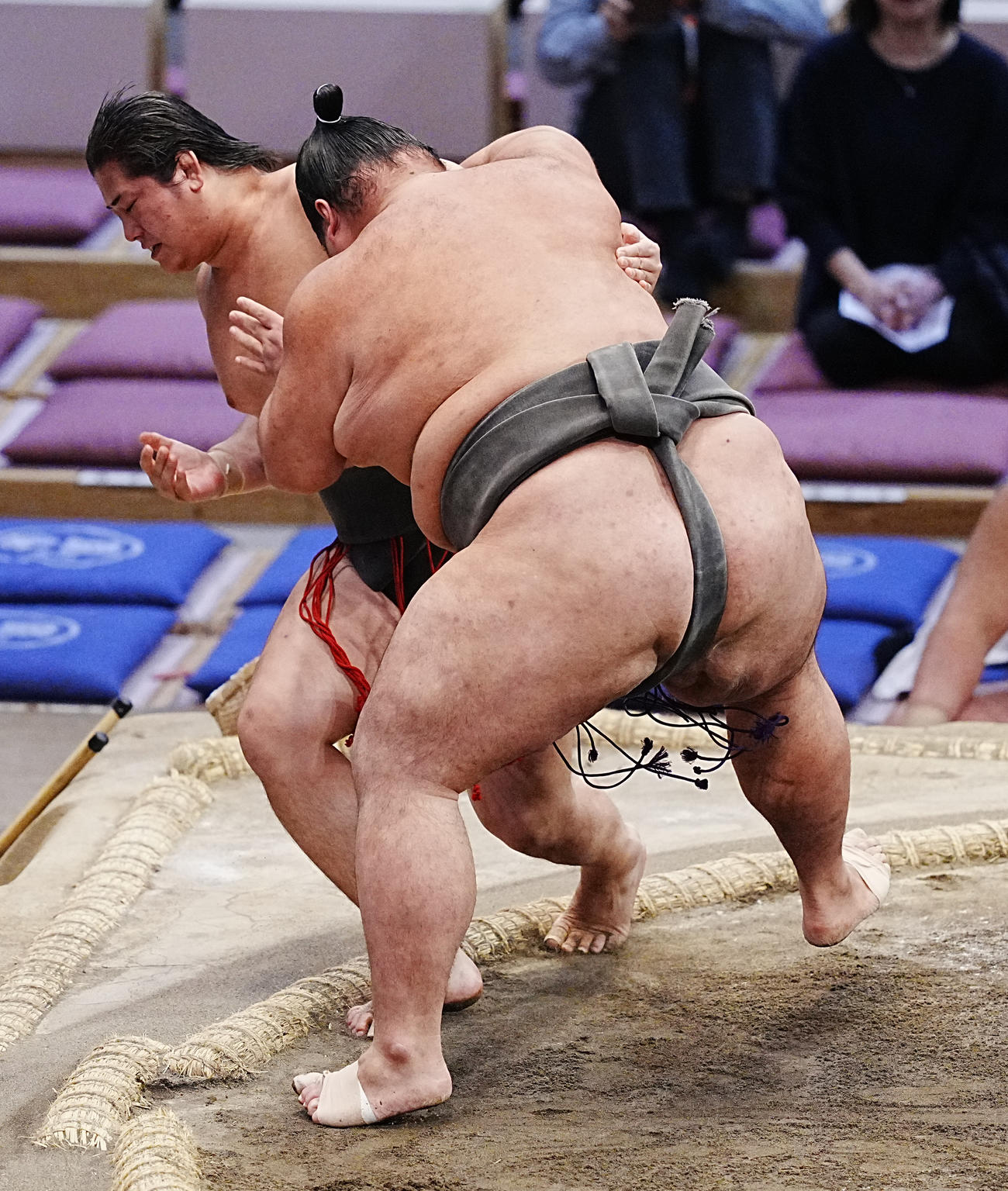 一意（右）は寄り切りで竜翔を破り幕下優勝を決める（撮影・小沢裕）