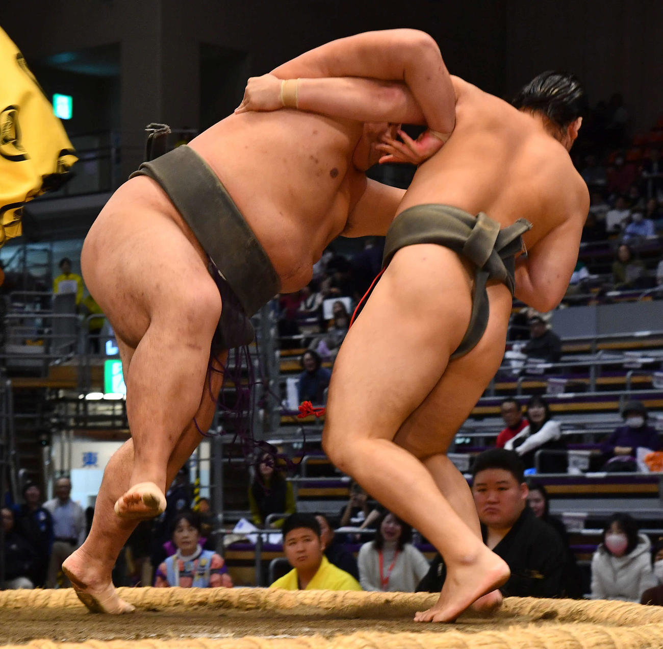 寄り切りで竜翔（右）を下し、幕下優勝を決めた一意（撮影・岩下翔太）