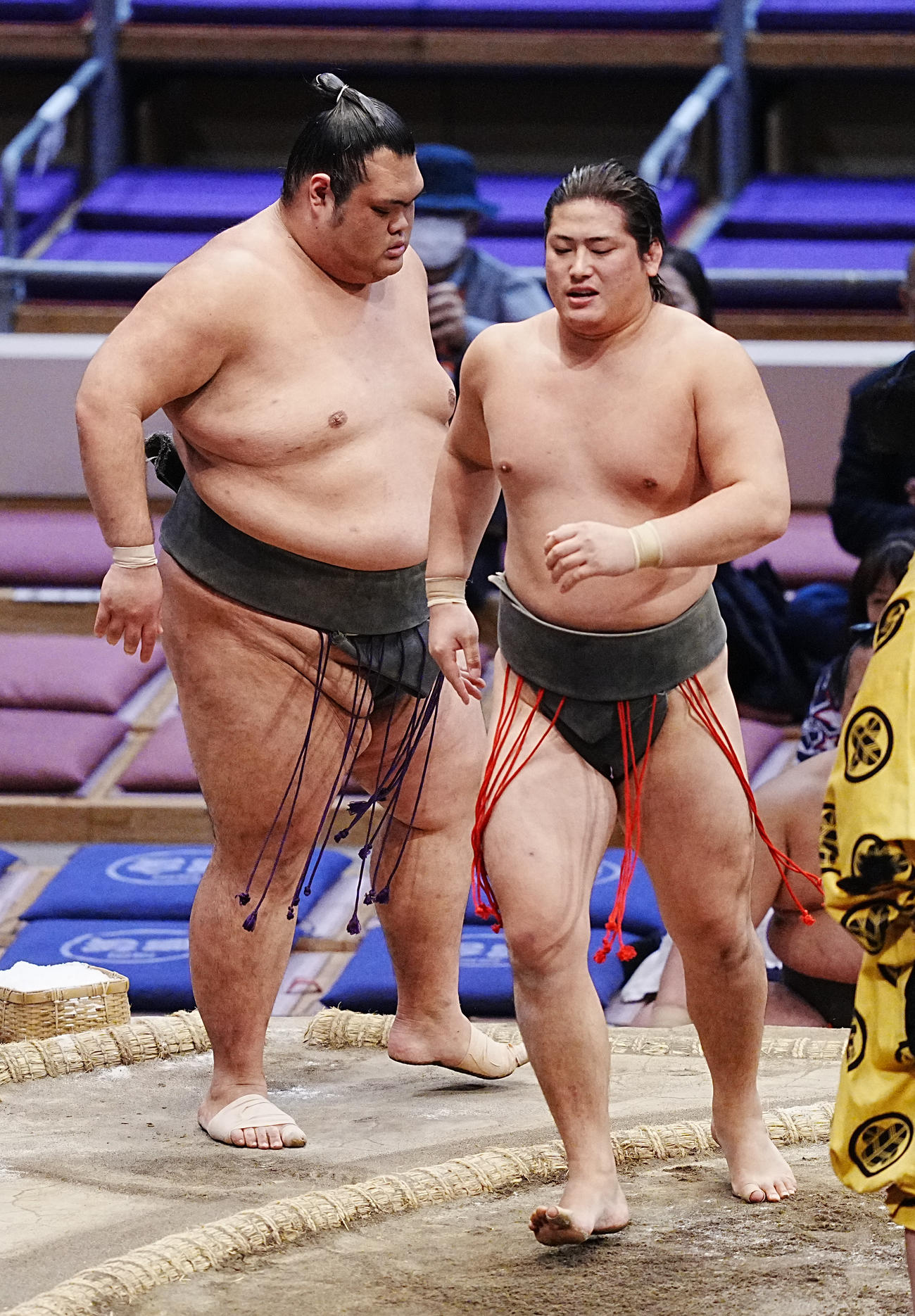 一意（左）は寄り切りで竜翔を破り幕下優勝を決める（撮影・小沢裕）
