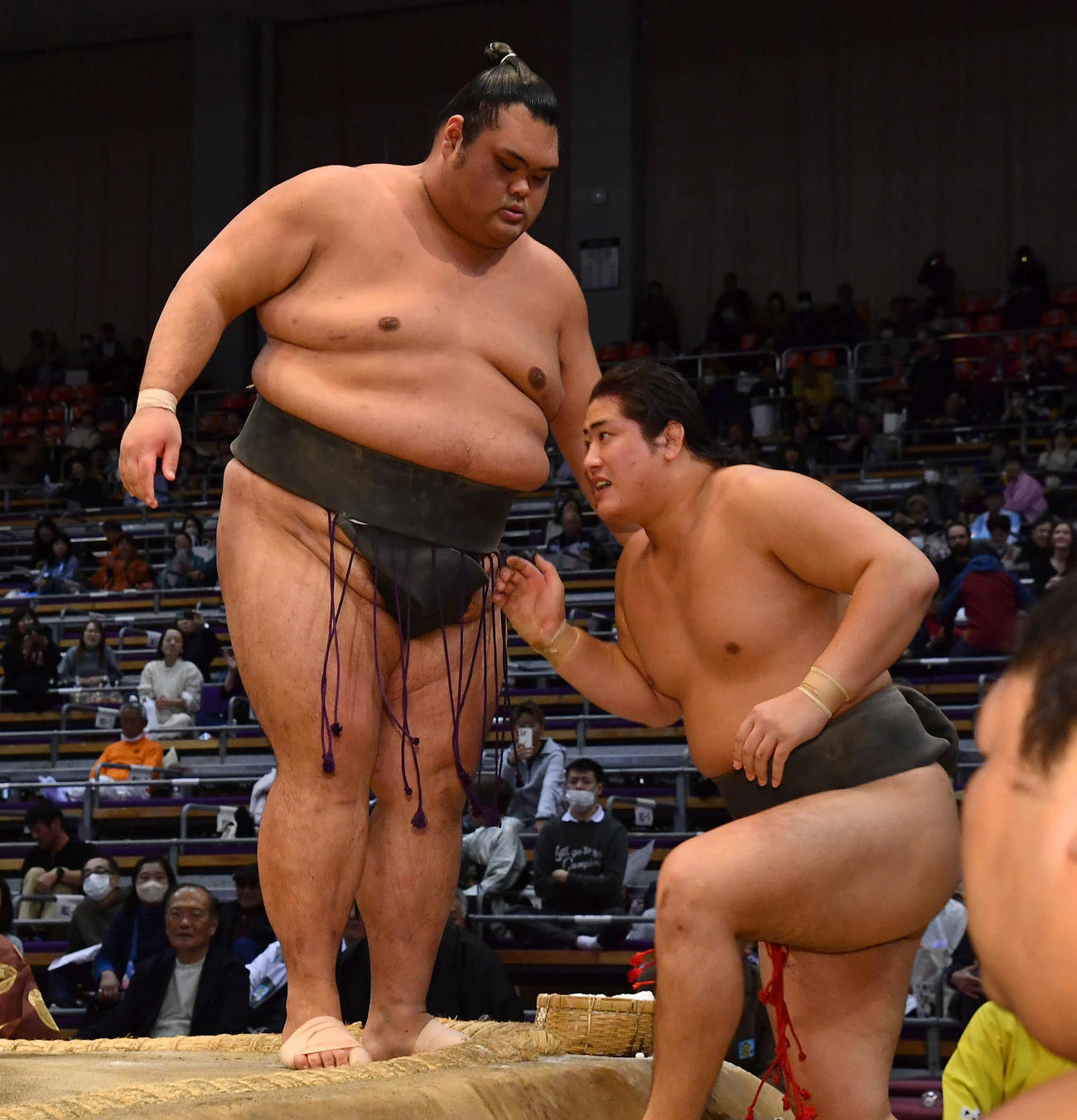 寄り切りで竜翔（右）を下し、幕下優勝を決めた一意（撮影・岩下翔太）