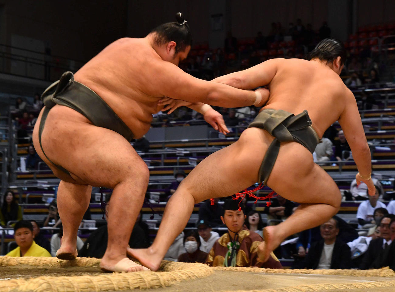 寄り切りで竜翔（右）を下し、幕下優勝を決めた一意（撮影・岩下翔太）