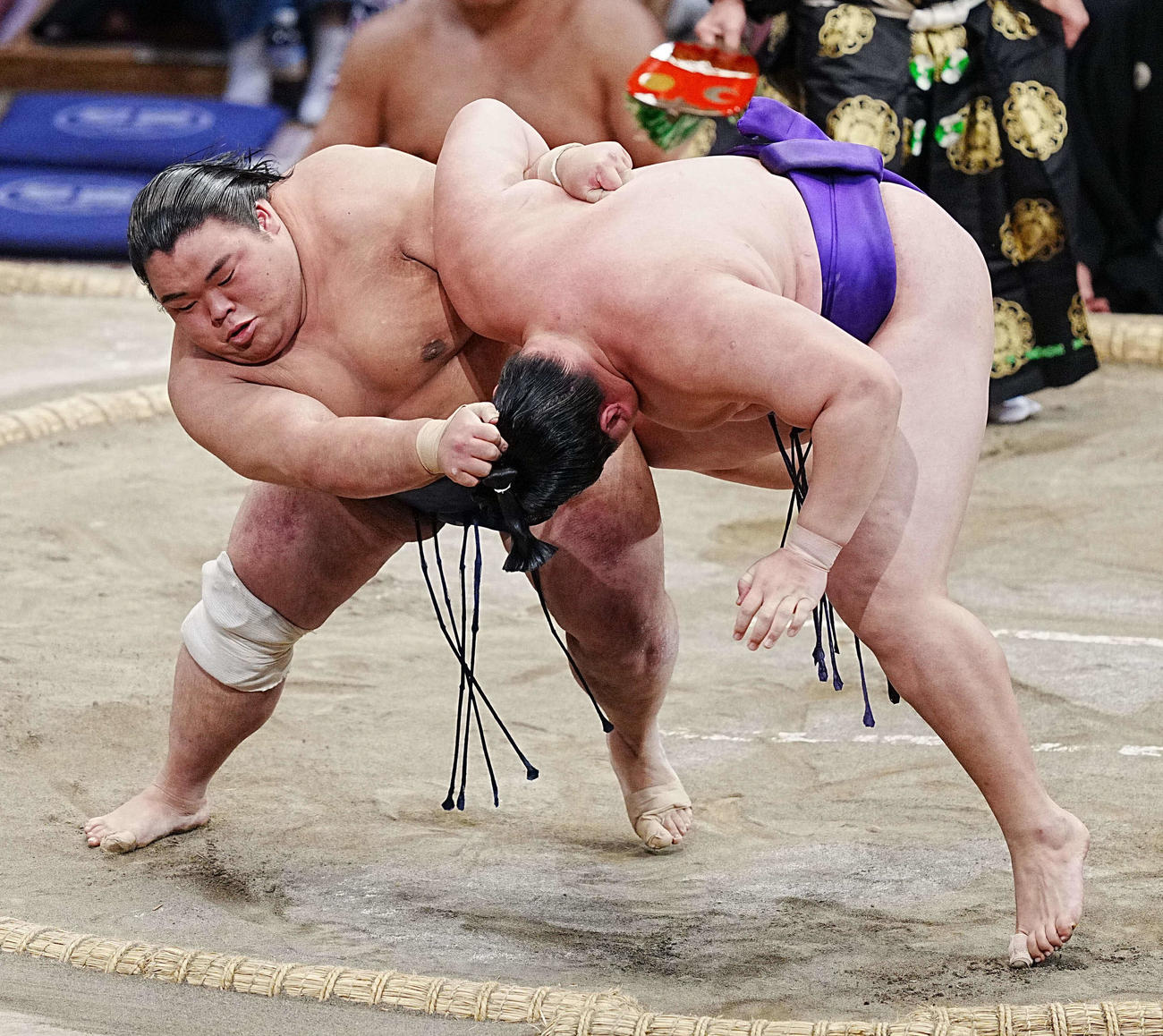 藤凌駕（左）は大青山をすくい投げで破る（撮影・小沢裕）