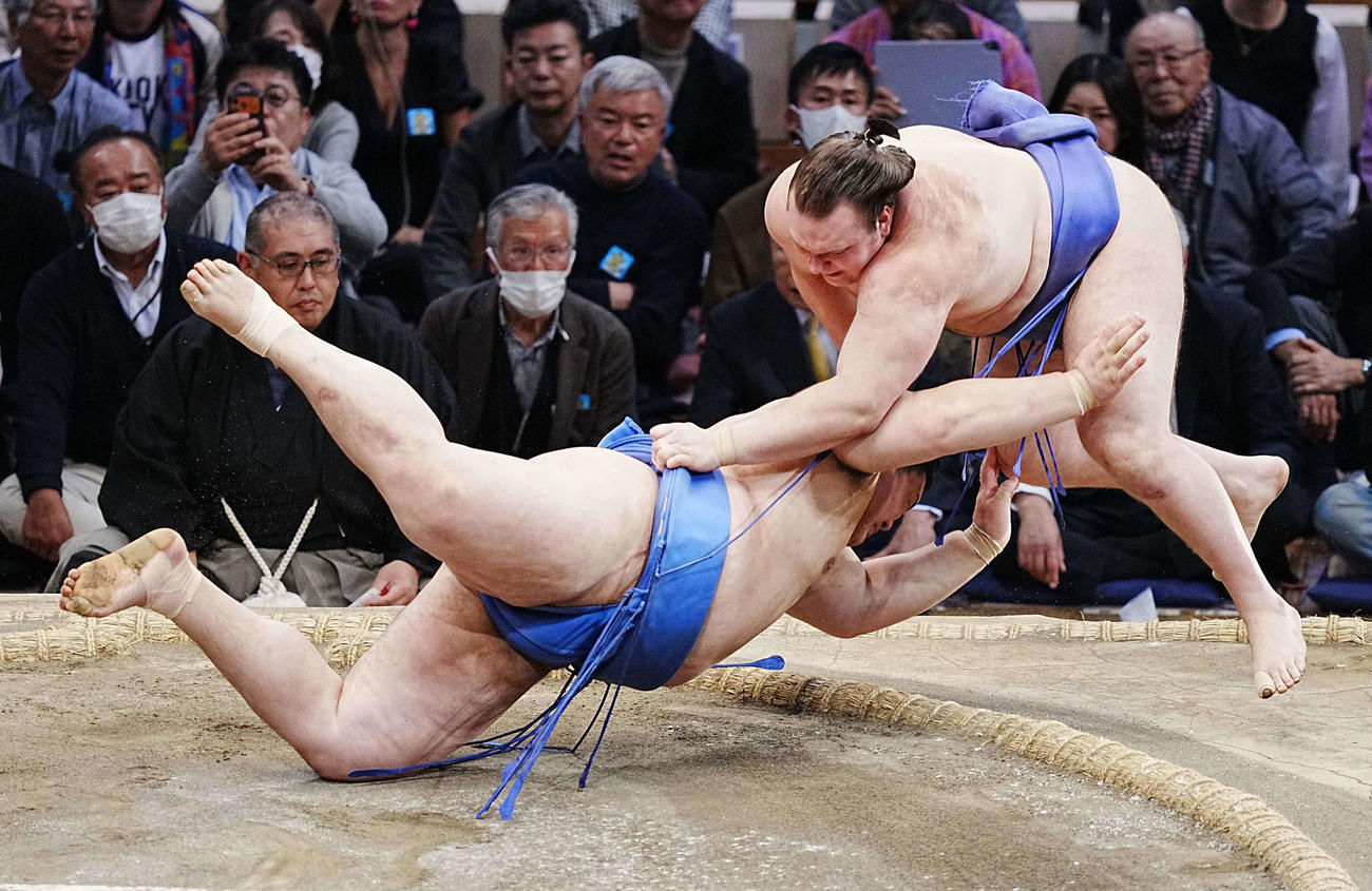 大の里は安青錦（右）を寄り切りで下す（撮影・小沢裕）