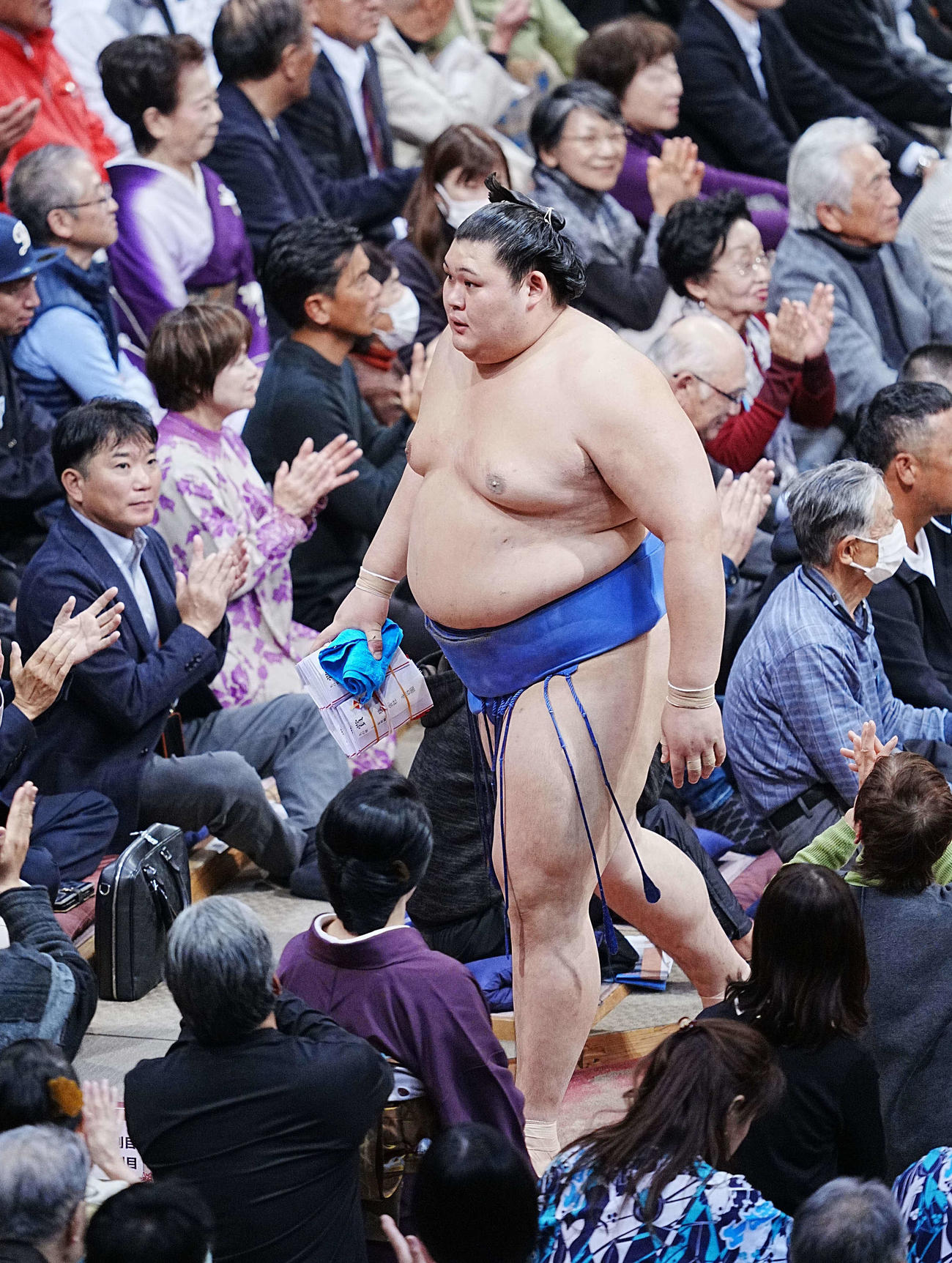 2敗を死守した大の里は懸賞の束を手に花道を引き揚げる（撮影・小沢裕）