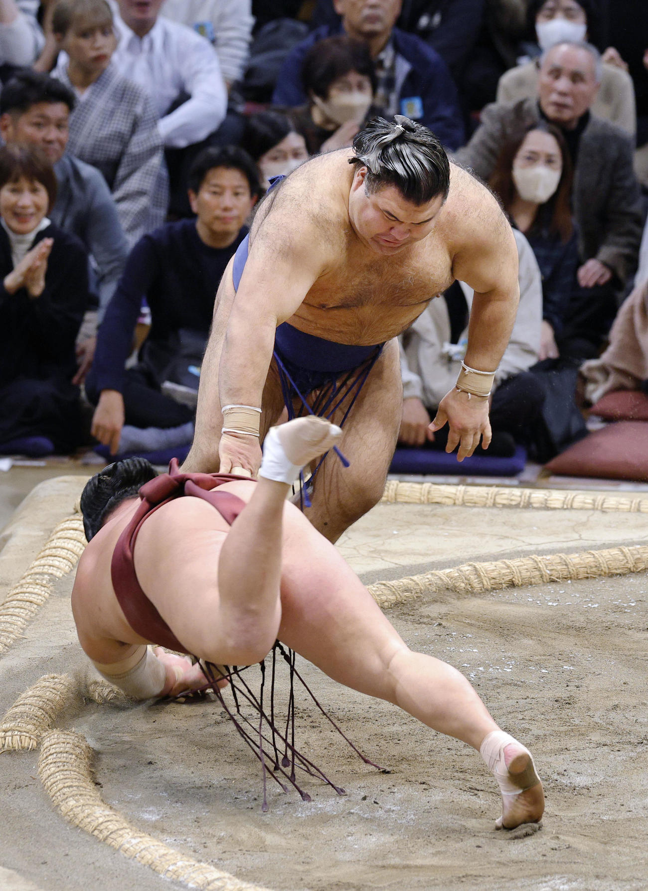高安（奥）がはたき込みで錦富士を破る（共同）