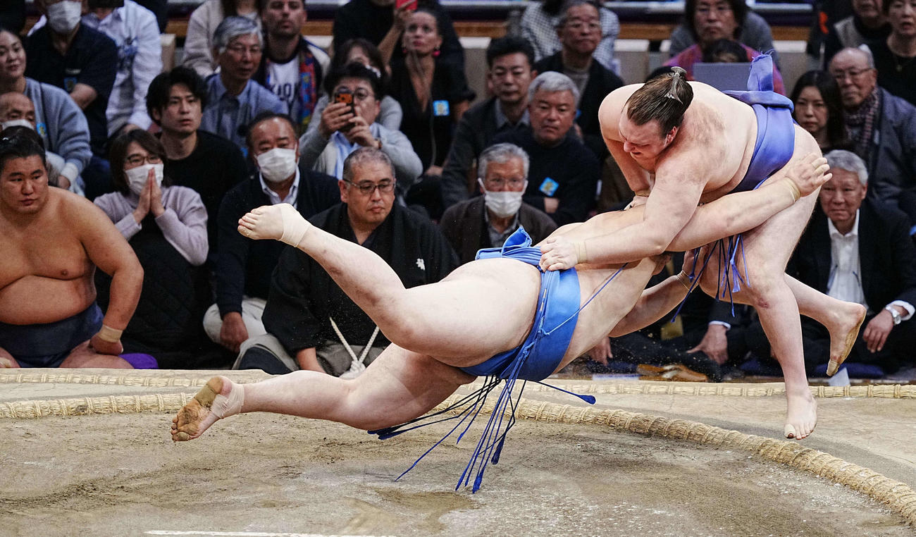 大の里は安青錦（右）を寄り切りで下す。左は土俵下控えの豊昇龍（撮影・小沢裕）