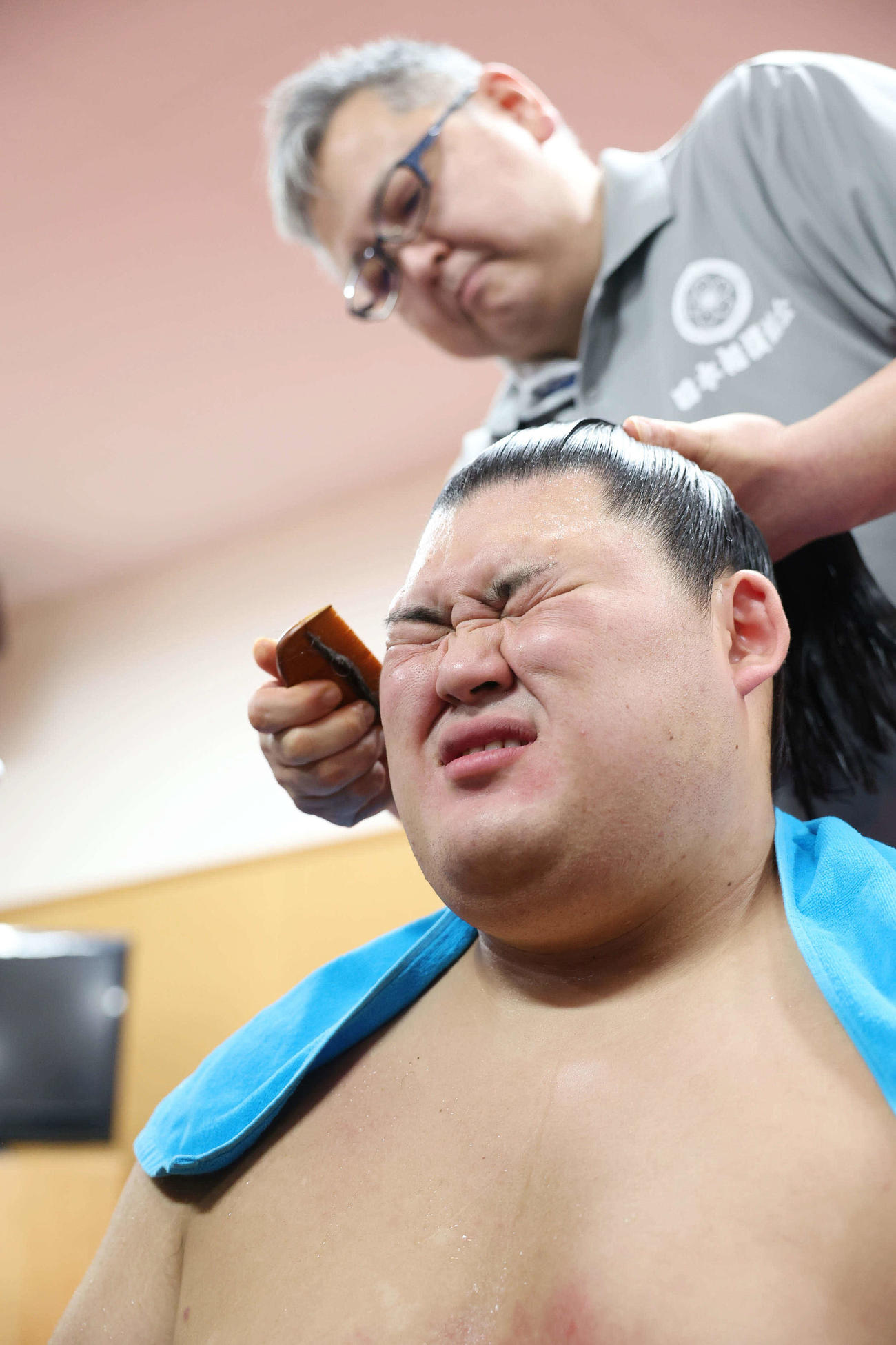 支度部屋で髪を整える大の里