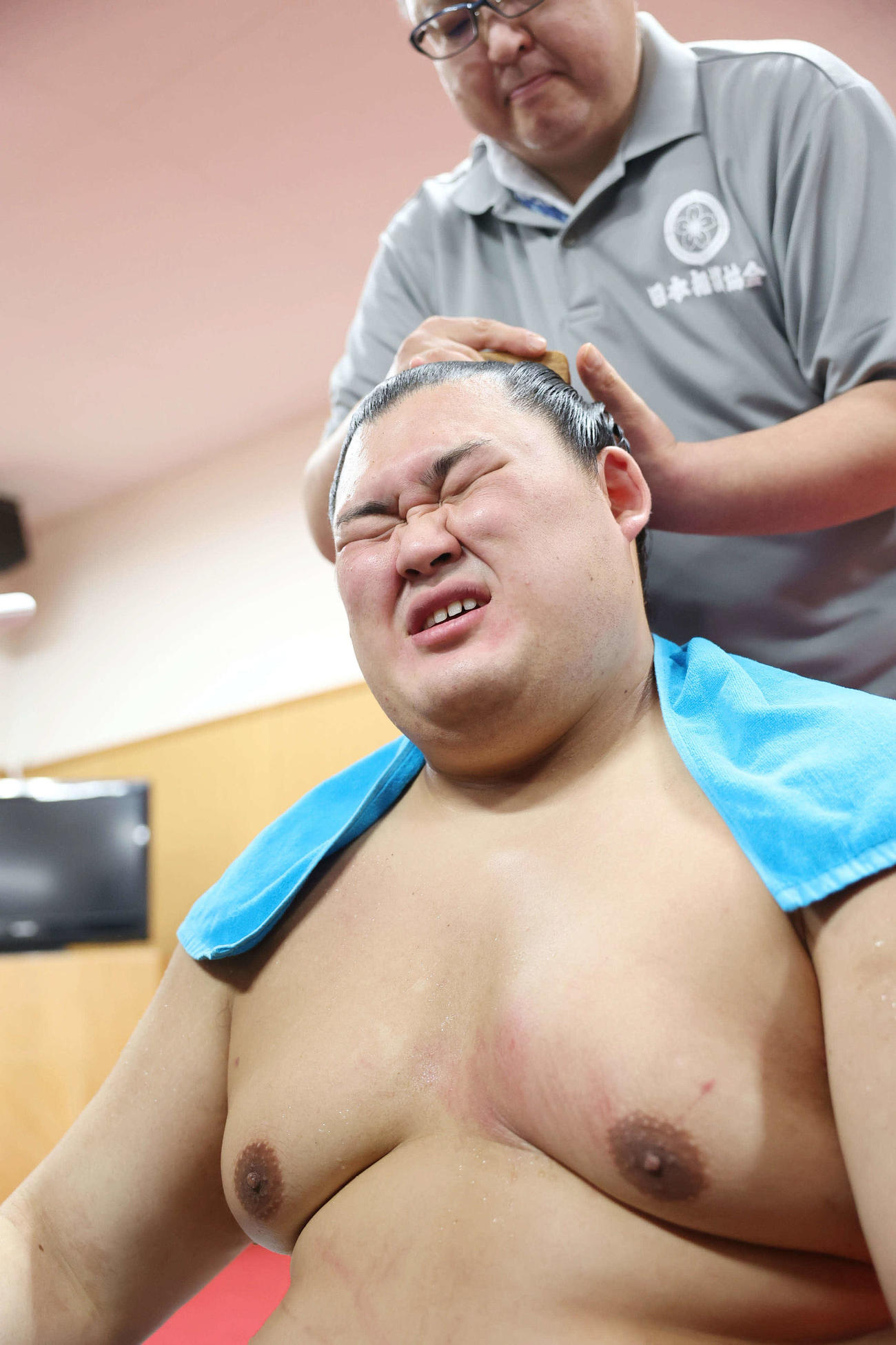 支度部屋で髪を整える大の里