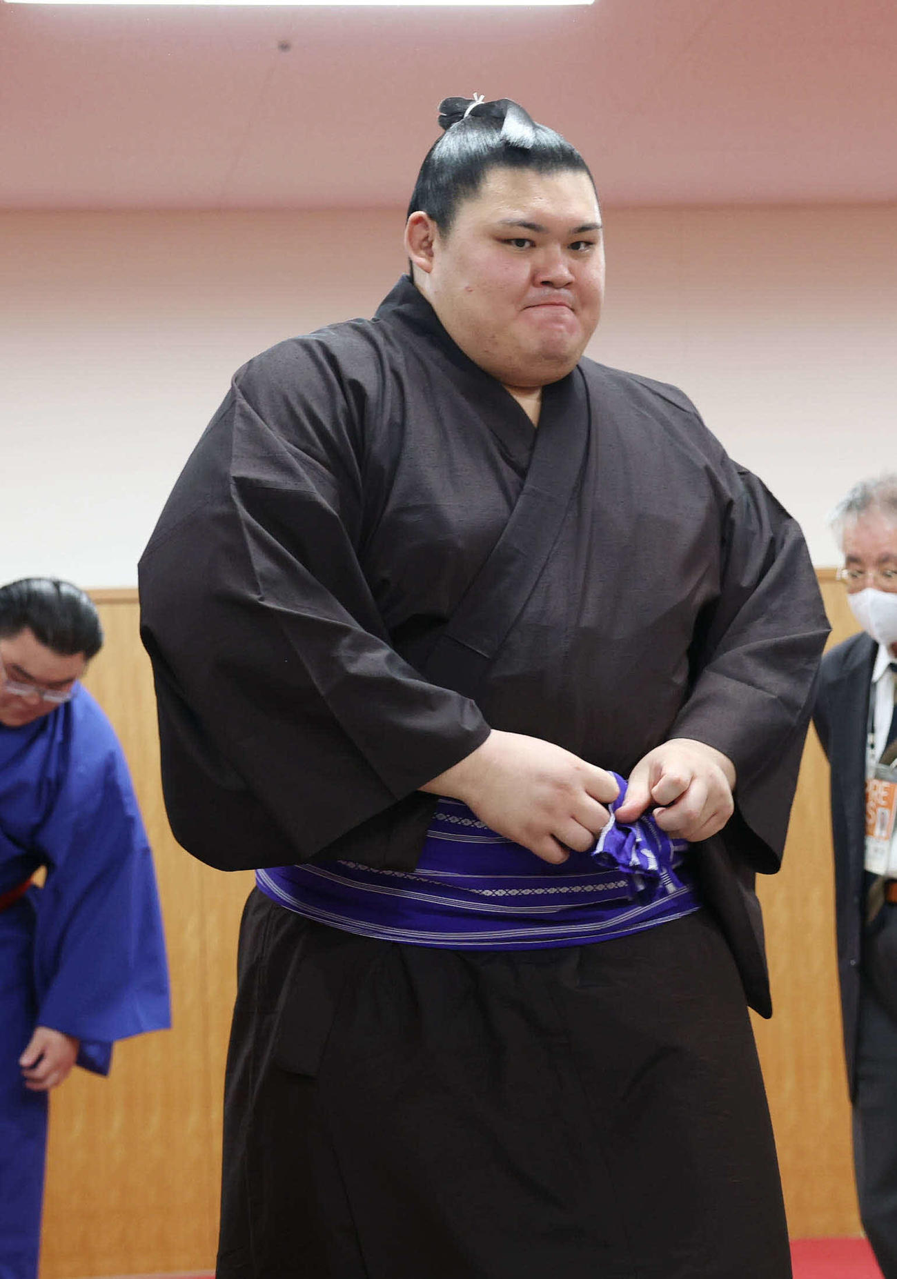 支度部屋を引き揚げる大の里