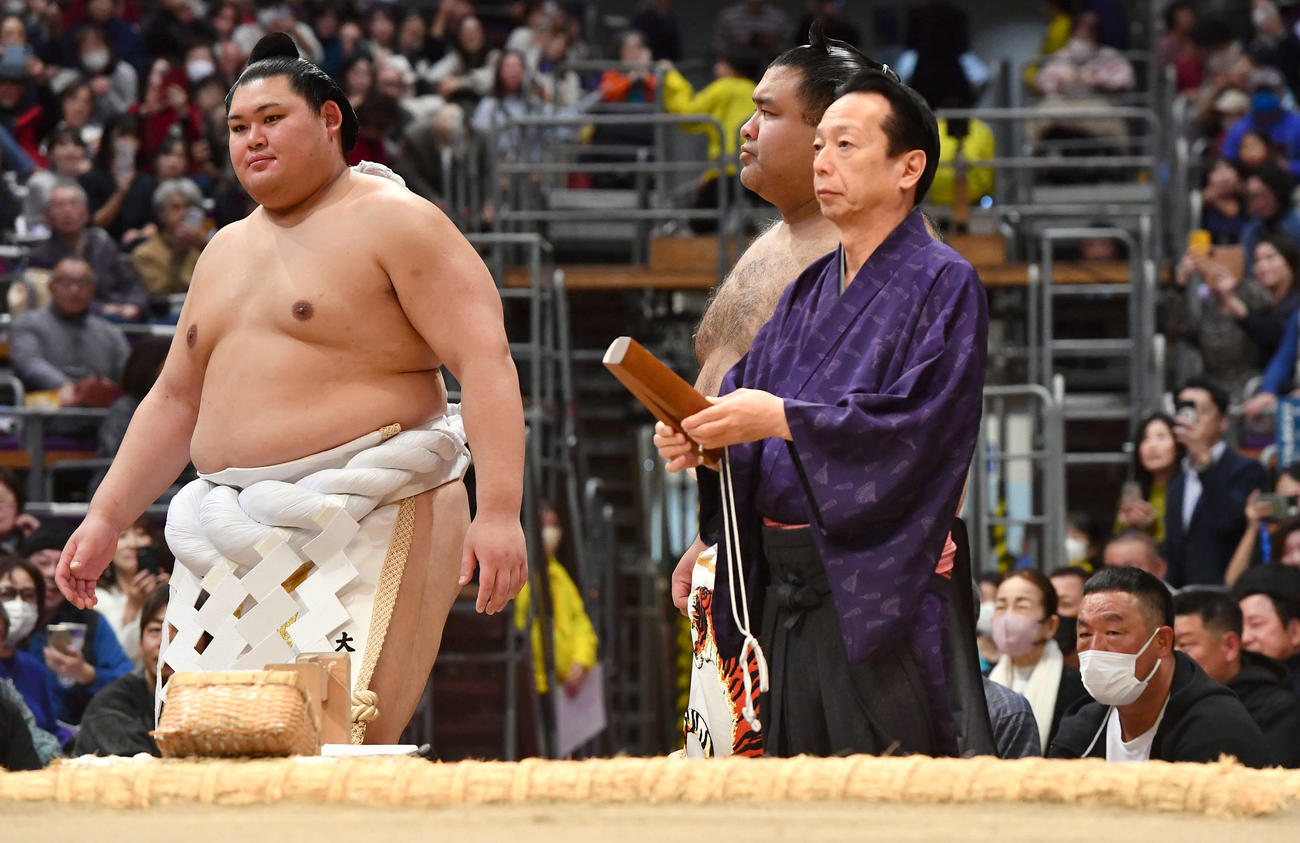 大の里（左端）の土俵入りを見つめる中日松中コーチ（右端）（撮影・岩下翔太）