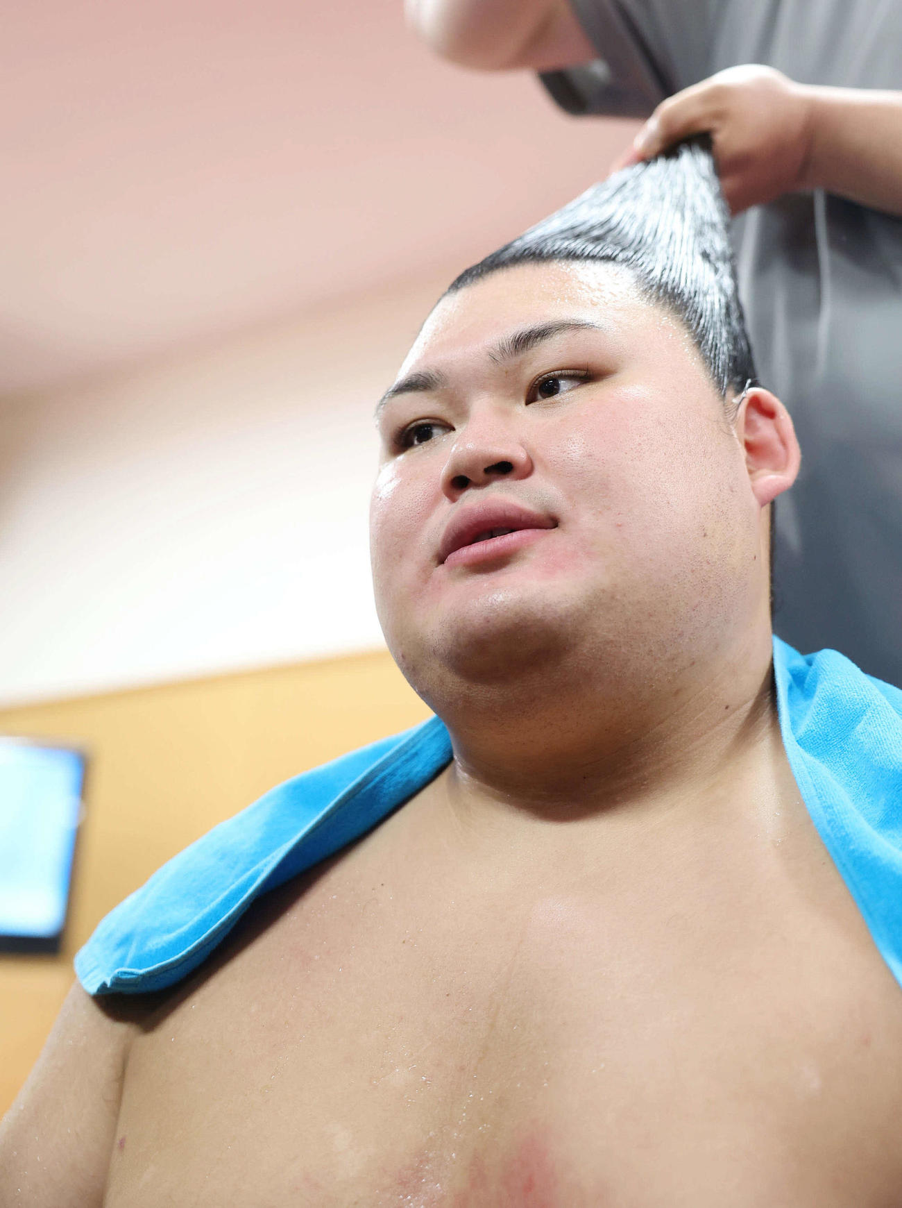 支度部屋で髪を整える大の里