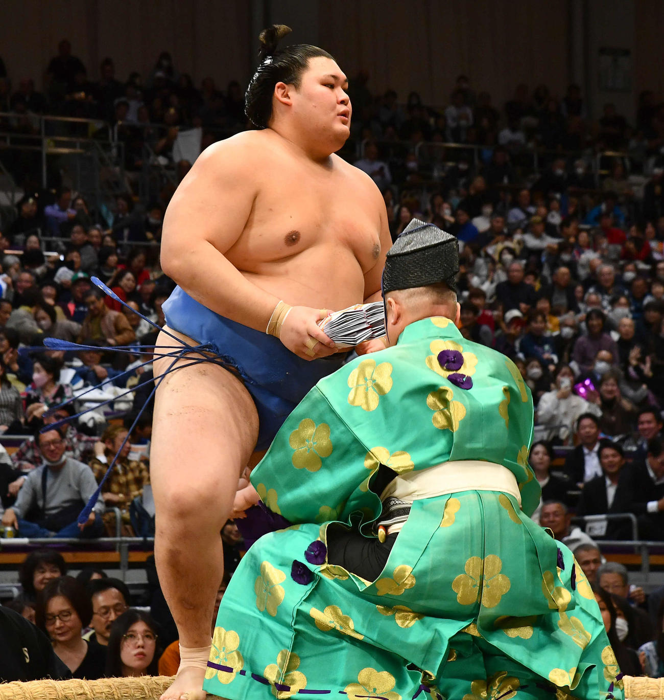 寄り切りで安青錦を下し、大量の懸賞金の束を手にする大の里（撮影・岩下翔太）