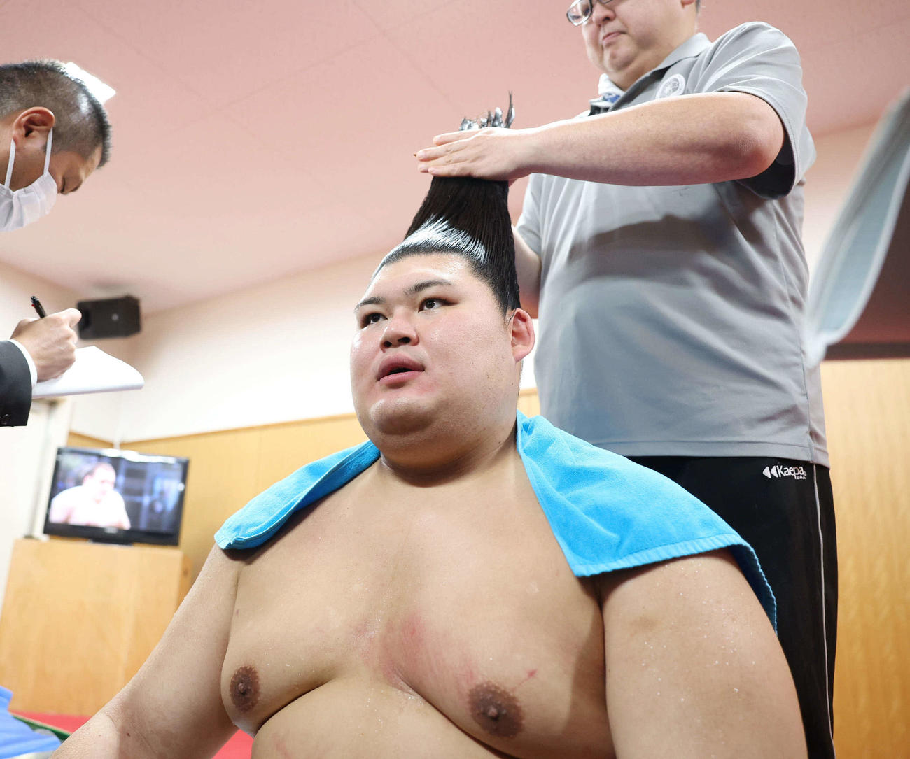 支度部屋で髪を整える大の里