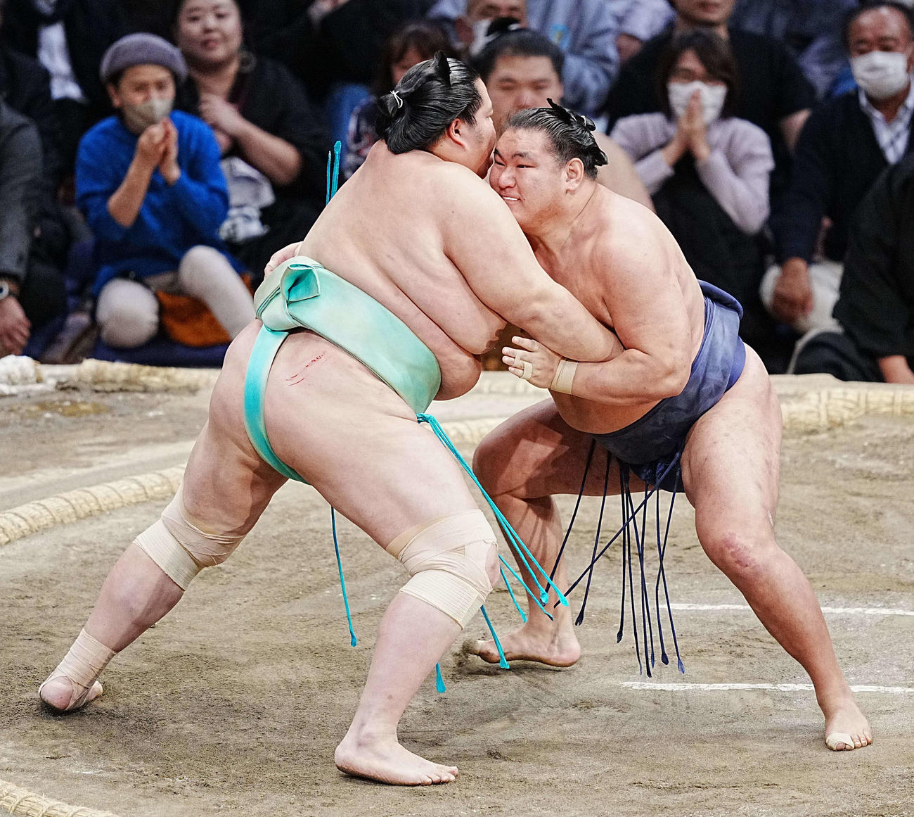 琴桜（左）を攻める豊昇龍（撮影・小沢裕）