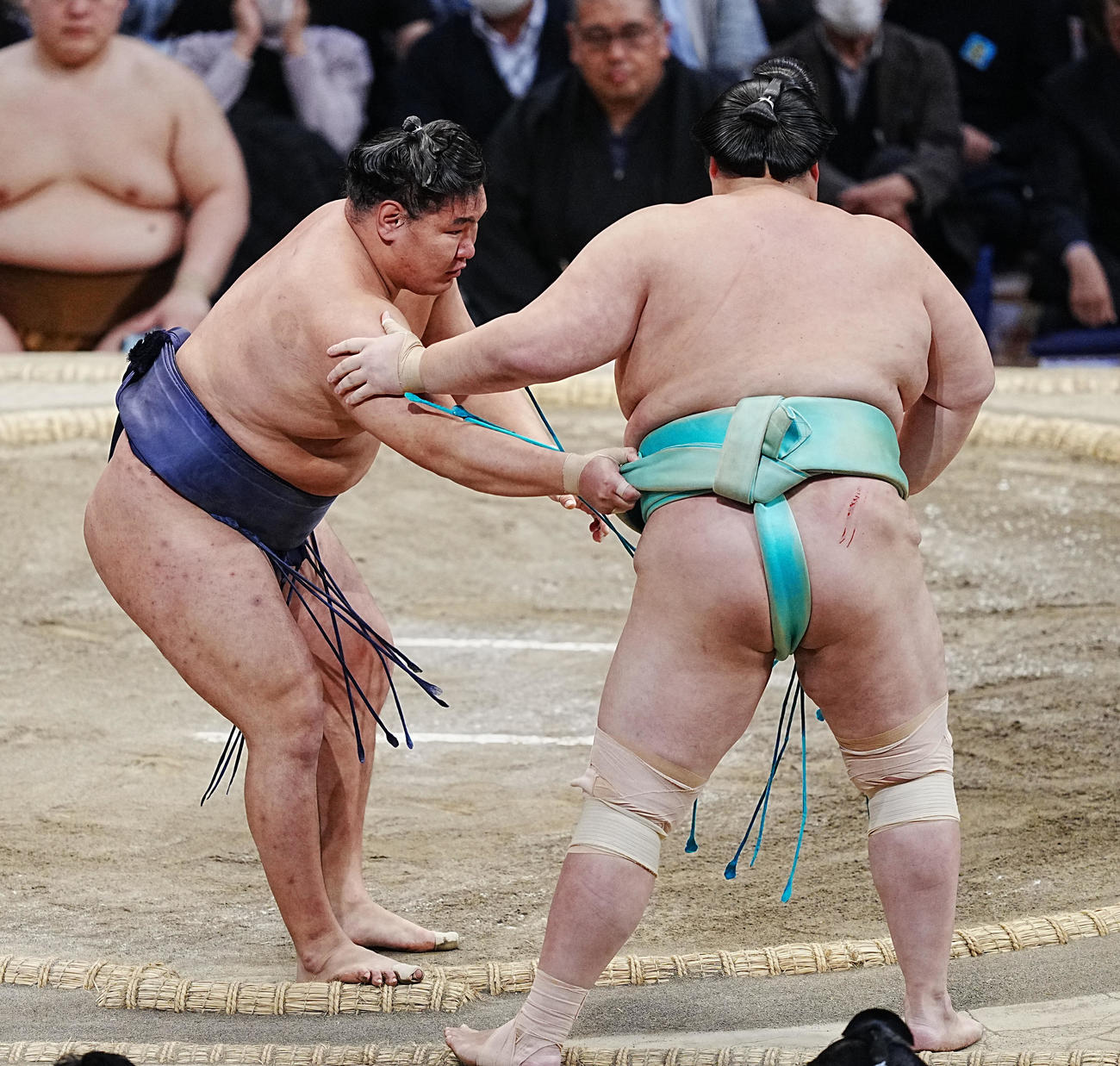 豊昇龍（左）は琴桜を寄り切りで下す（撮影・小沢裕）