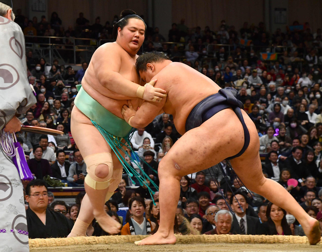 豊昇龍（右）は琴桜を寄り切りで下す（撮影・岩下翔太）