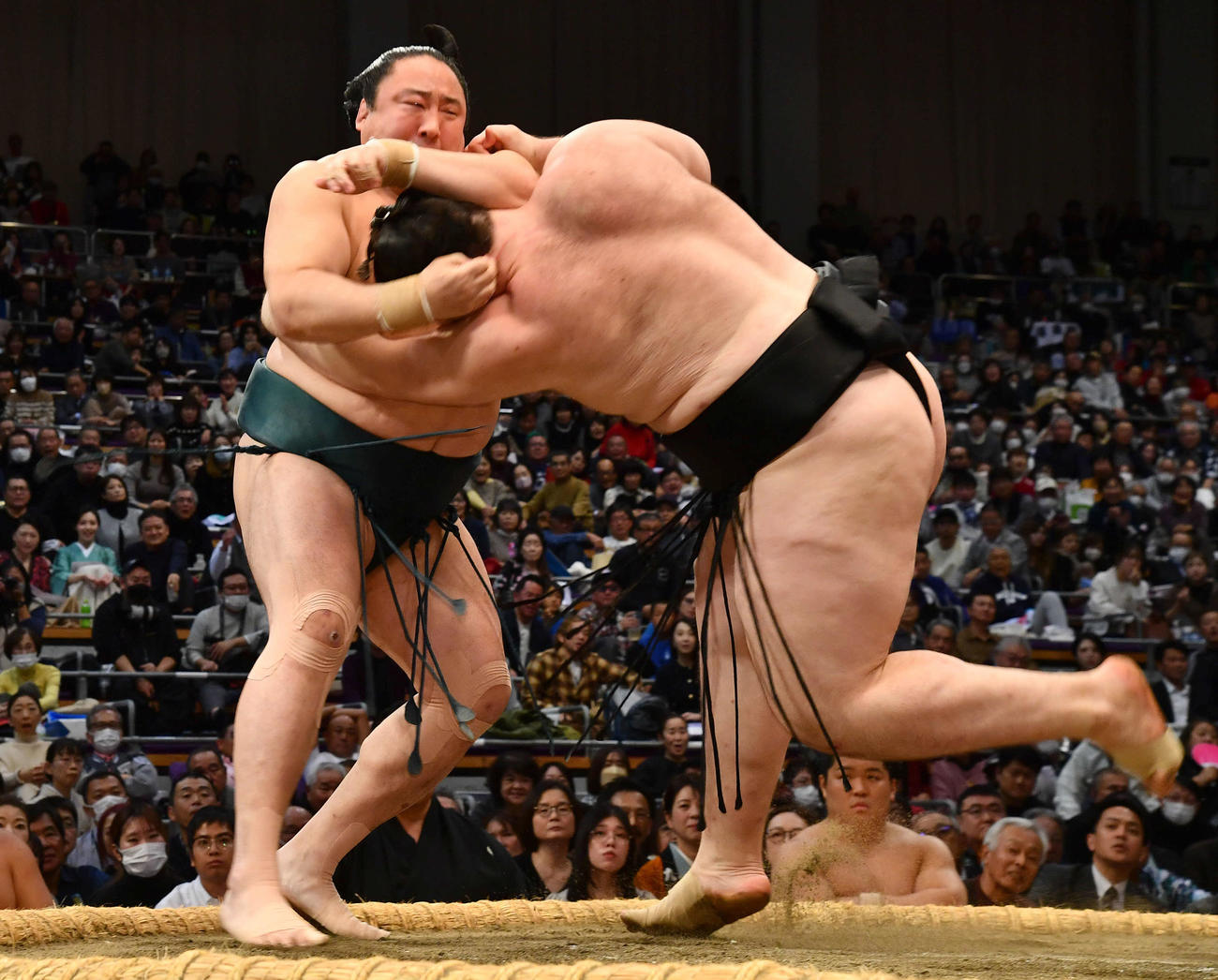 佐田の海（左）は獅司を首ひねりで破る（撮影・岩下翔太）
