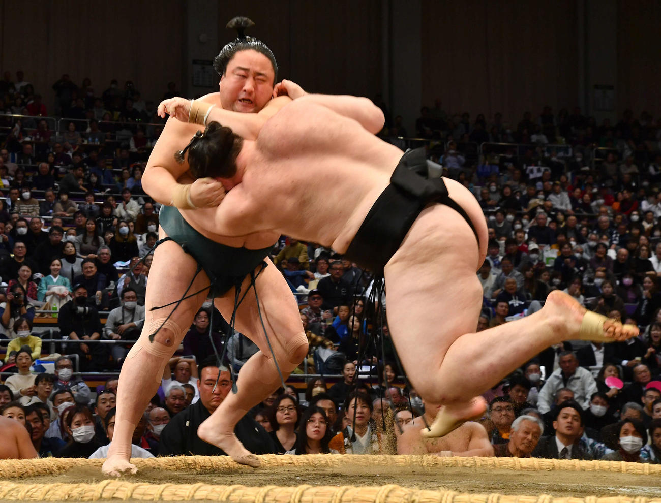 佐田の海（左）は獅司を首ひねりで破る（撮影・岩下翔太）