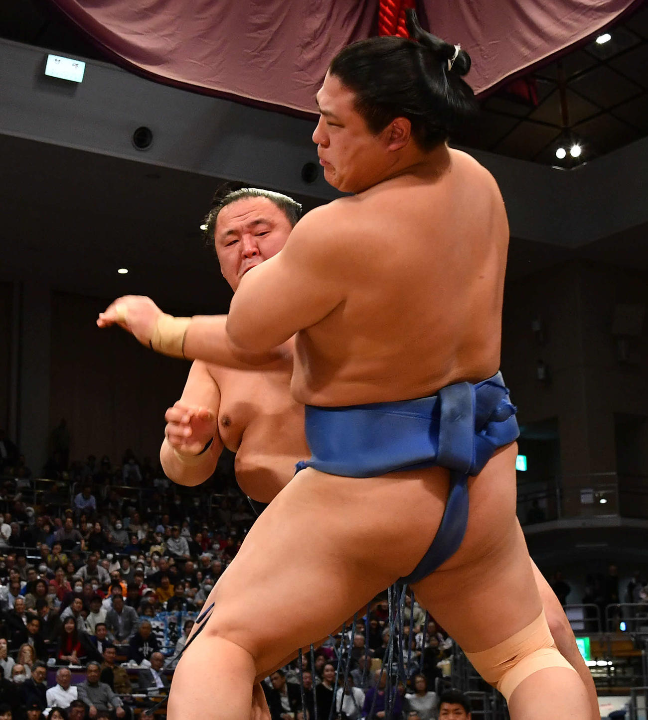 若隆景（右）を攻める玉鷲（撮影・岩下翔太）